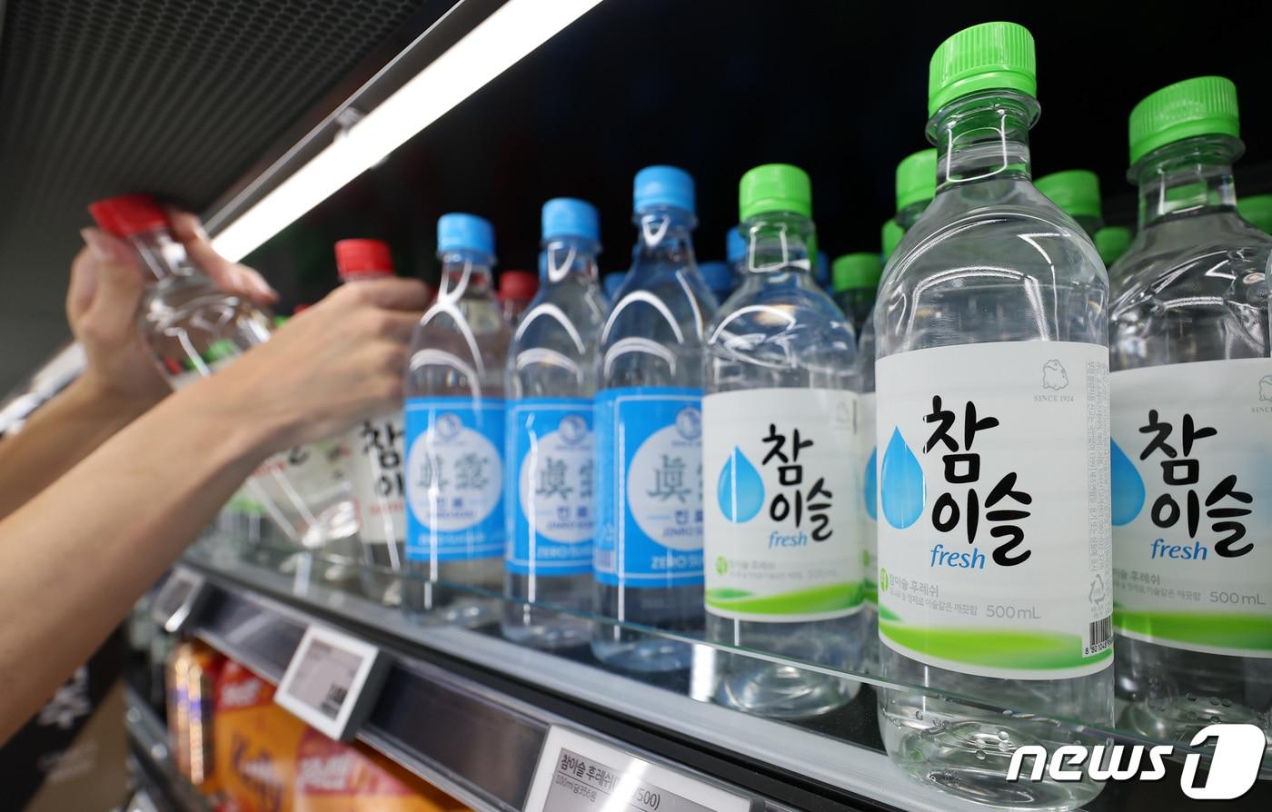 본문 이미지 - 31일 서울 시내 한 대형마트에서 마트 관계자가 소주를 진열하고 있다. 하이트진로가 다음달 9일부터 참이슬 후레쉬와 오리지널의 출고가를 6.95%(80원) 인상한다. 참이슬 후레쉬와 참이슬 오리지널 360㎖ 병과 1.8ℓ 미만 페트류가 대상이다. 진로도 360㎖ 병의 출고가가 9.3% 오른다. 2023.10.31/뉴스1 ⓒ News1 김성진 기자