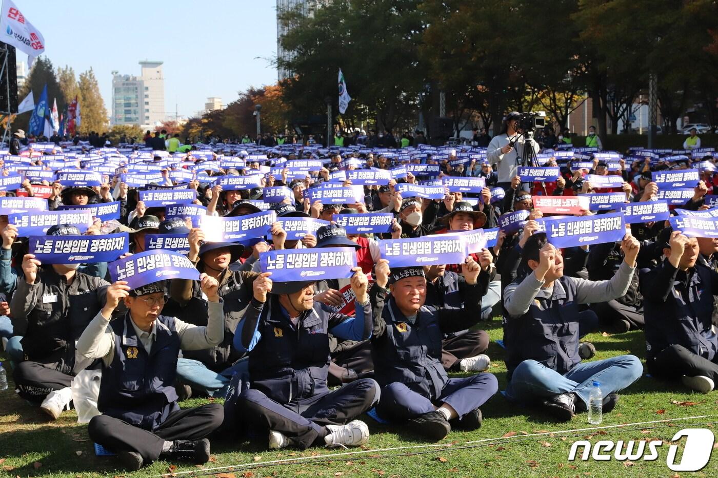 본문 이미지 - 한국노동조합총연맹 부산지역본부는 31일 부산진구 송상현광장에서  '노동탄압·노동개악 저지 결의대회'를 열고 정부에 노동탄압 중단을 촉구하고 있다.(한국노동조합총연맹 부산지역본부 제공)