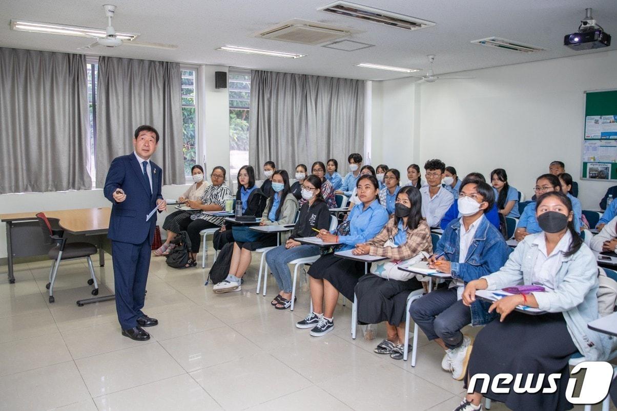 본문 이미지 - 이재영 충북 증평군수가 31일 캄보디아 왕립 프놈펜대학교에서 이 대학 한국어학과 학생들을 대상으로 특강을 하고 있다.(증평군 제공) ⓒ 뉴스1
