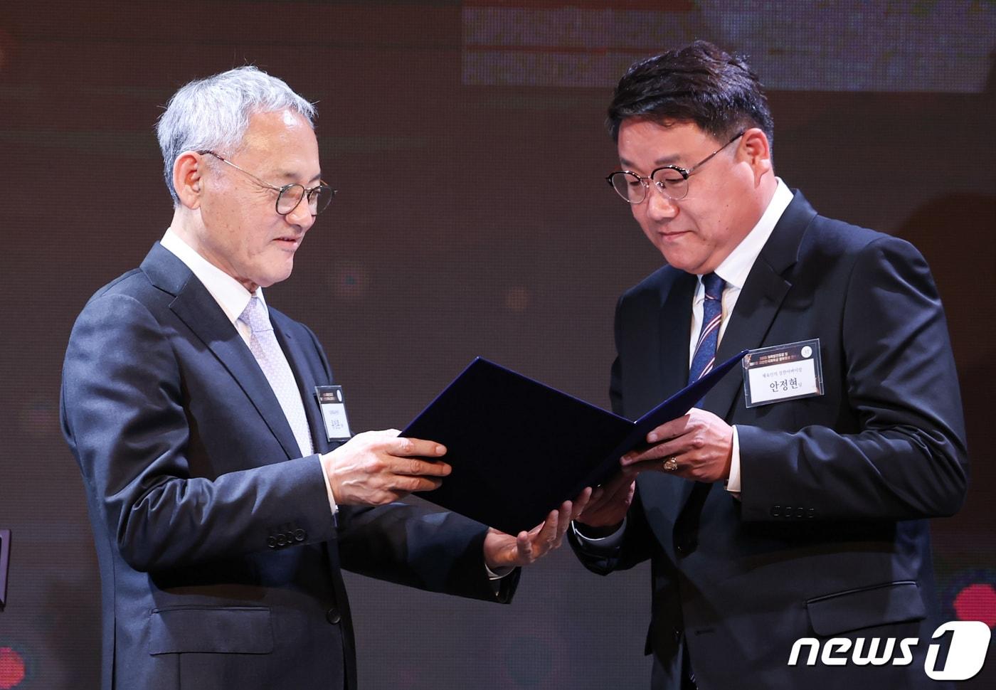 본문 이미지 - 유인촌 문화체육관광부 장관이 31일 서울 중구 더플라자호텔에서 열린 '2023 체육발전유공 및 제61회 대한민국체육상 정부포상 전수식'에 참석해 배드민턴 안세영 선수의 아버지 안정현 씨에게 체육인의 장한 아버지상을 시상하고 있다. 2023.10.31/뉴스1 ⓒ News1 김도우 기자