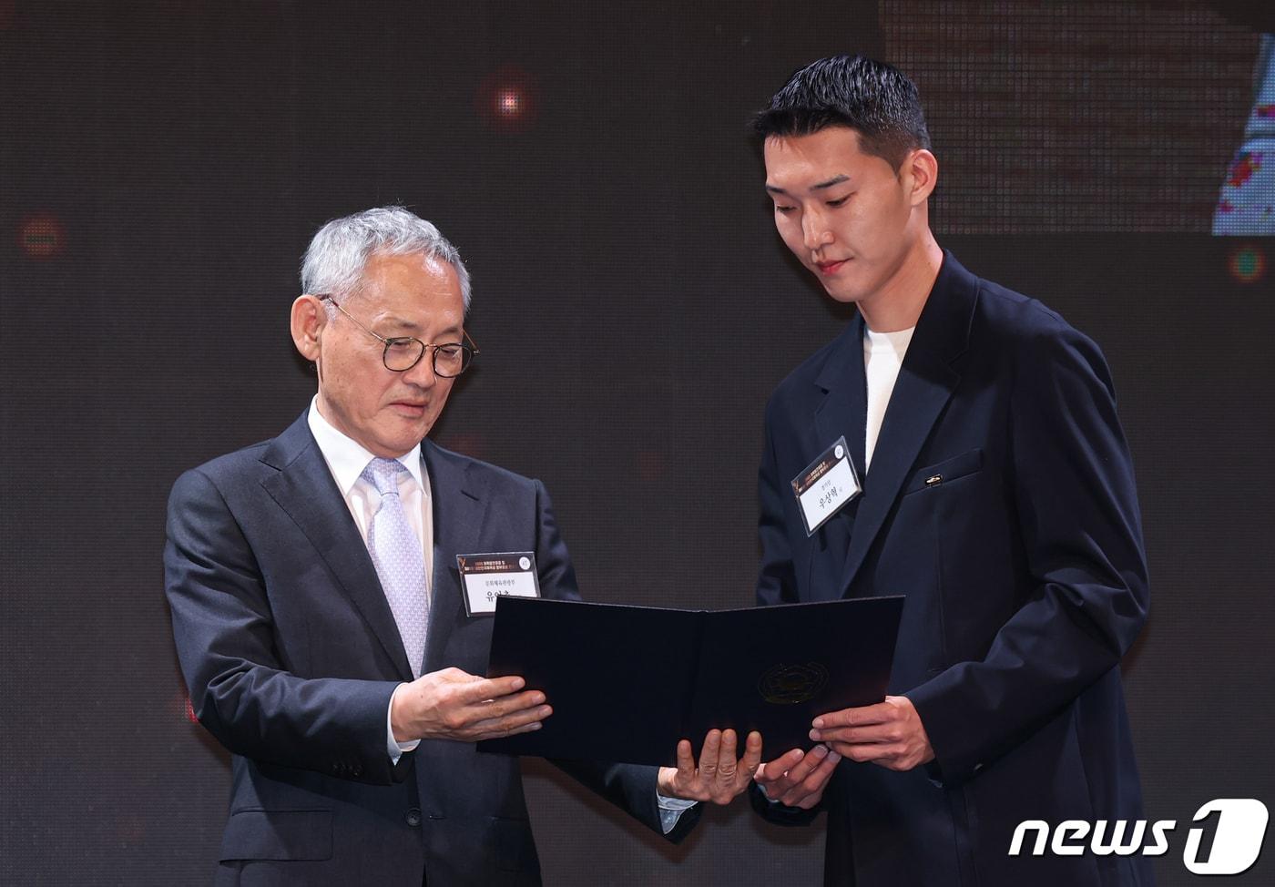 본문 이미지 - 유인촌 문화체육관광부 장관이 31일 서울 중구 더플라자호텔에서 열린 '2023 체육발전유공 및 제61회 대한민국체육상 정부포상 전수식'에 참석해 높이뛰기 우상혁 선수에게 경기상을 시상하고 있다. 2023.10.31/뉴스1 ⓒ News1 김도우 기자
