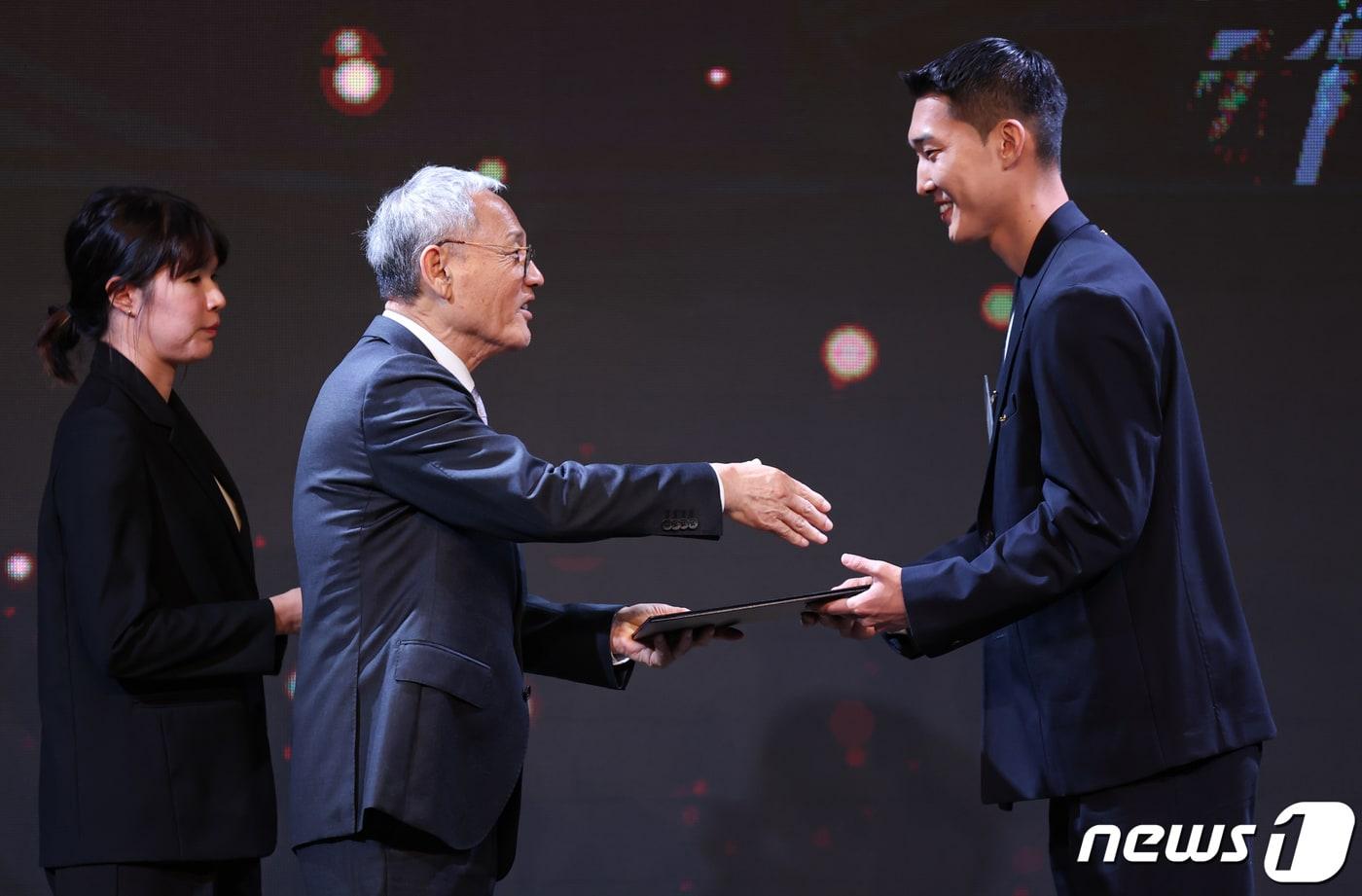 본문 이미지 - 유인촌 문화체육관광부 장관이 31일 서울 중구 더플라자호텔에서 열린 '2023 체육발전유공 및 제61회 대한민국체육상 정부포상 전수식'에 참석해 높이뛰기 우상혁 선수에게 경기상을 시상하고 있다. 2023.10.31/뉴스1 ⓒ News1 김도우 기자