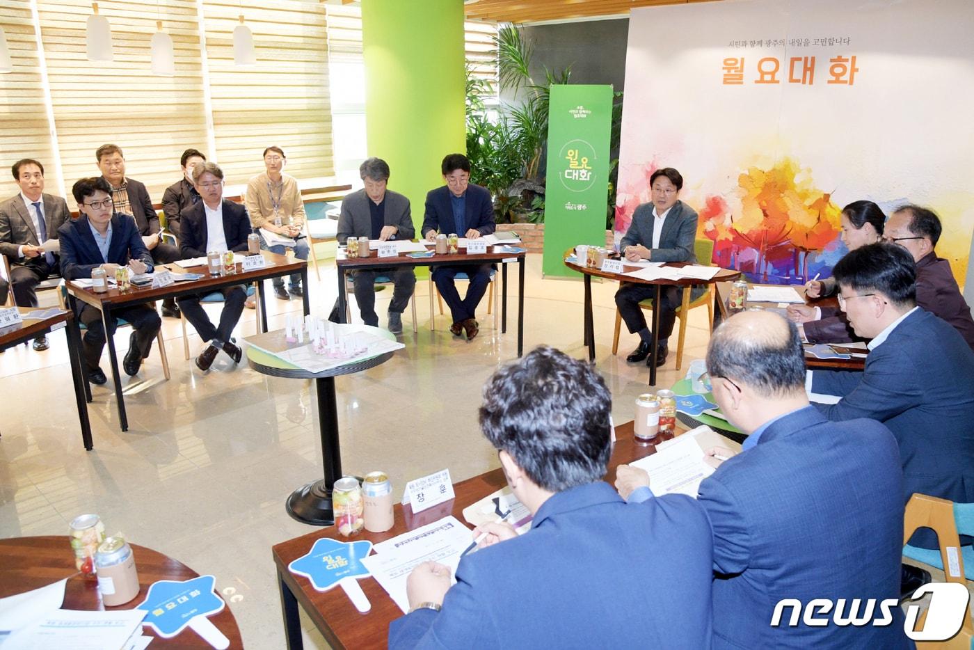 강기정 광주시장이 30일 오후 시청 다목적홀에서 열린 월요대화에 참석해 북동 재개발 공공성과 사업성에 대한 의견을 수렴하고 있다.(광주시 제공)2023.10.31/뉴스1 