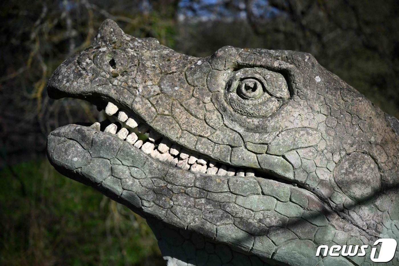 영국 런던의 크리스탈 팰리스 공원에 있는 공룡 조각상. 2023.03.27 ⓒ AFP=뉴스1 ⓒ News1 정지윤 기자