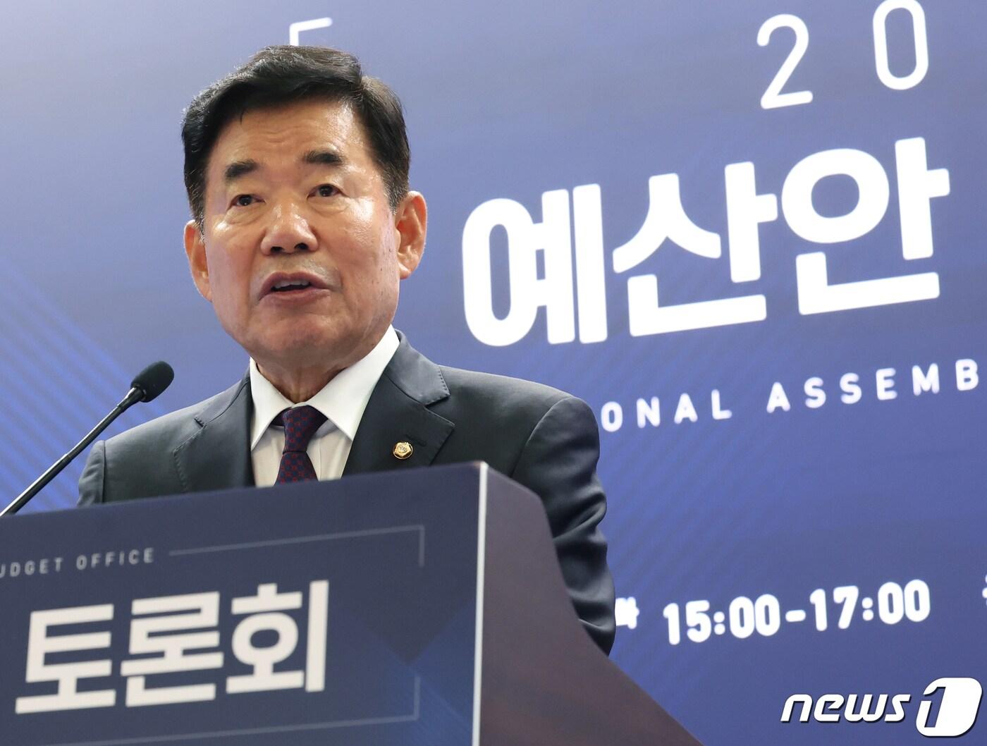 본문 이미지 - 김진표 국회의장이 31일 오후 서울 여의도 국회 소통관에서 열린 2024년도 예산안 토론회에서 축사를 하고 있다. 2023.10.31/뉴스1 ⓒ News1 송원영 기자
