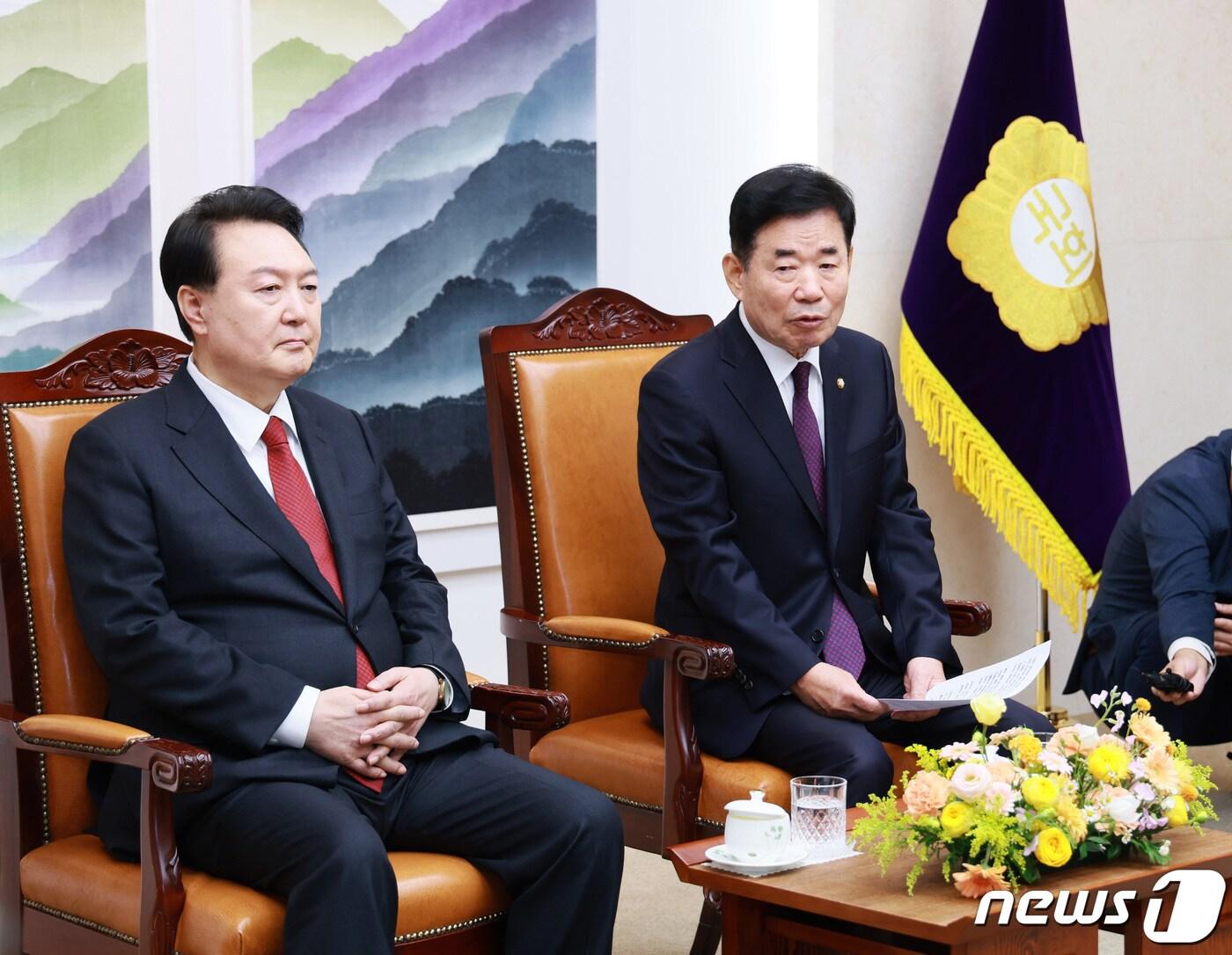 본문 이미지 - 윤석열 대통령과 김진표 국회의장이 2023년 10월 31일 오전 서울 여의도 국회의장집무실에서 시정연설 사전환담을 하고 있다. 이날 사전환담회는 윤 대통령과 국회 의장단, 여·야대표, 5부요인이 참석했다. (국회 제공) 2023.10.31/뉴스1 ⓒ News1 송원영 기자