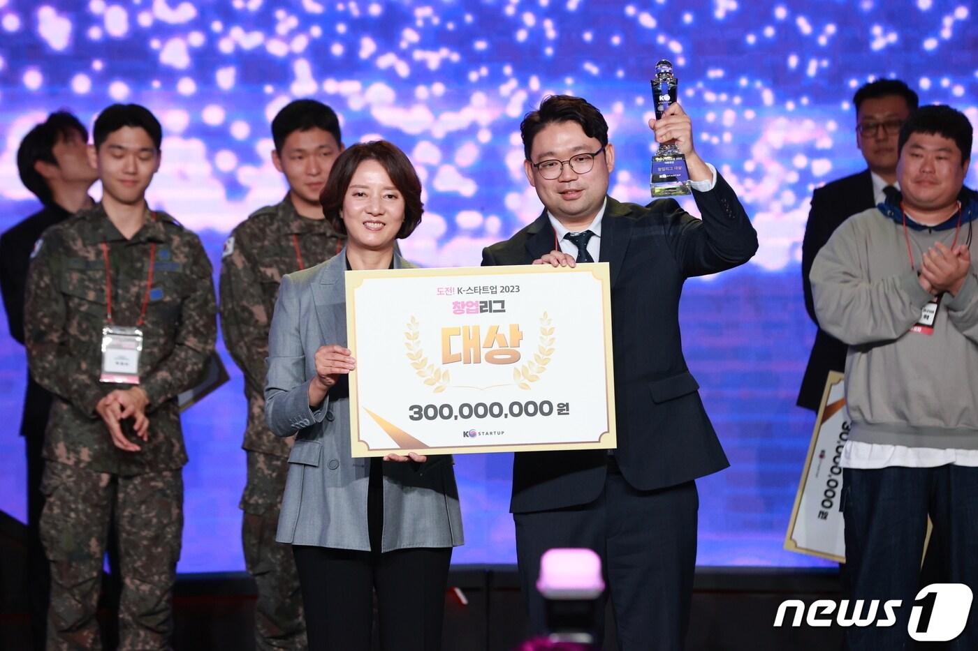 본문 이미지 - 이영 전 중소벤처기업부 장관이 '도전! K-스타트업 2023 왕중왕전'에서 창업리그의 왕중왕(대상) 김진오 알데바(ALDAVER) 대표와 기념촬영을 하고 있다. (중소벤처기업부 제공) 2023.10.31/뉴스1
