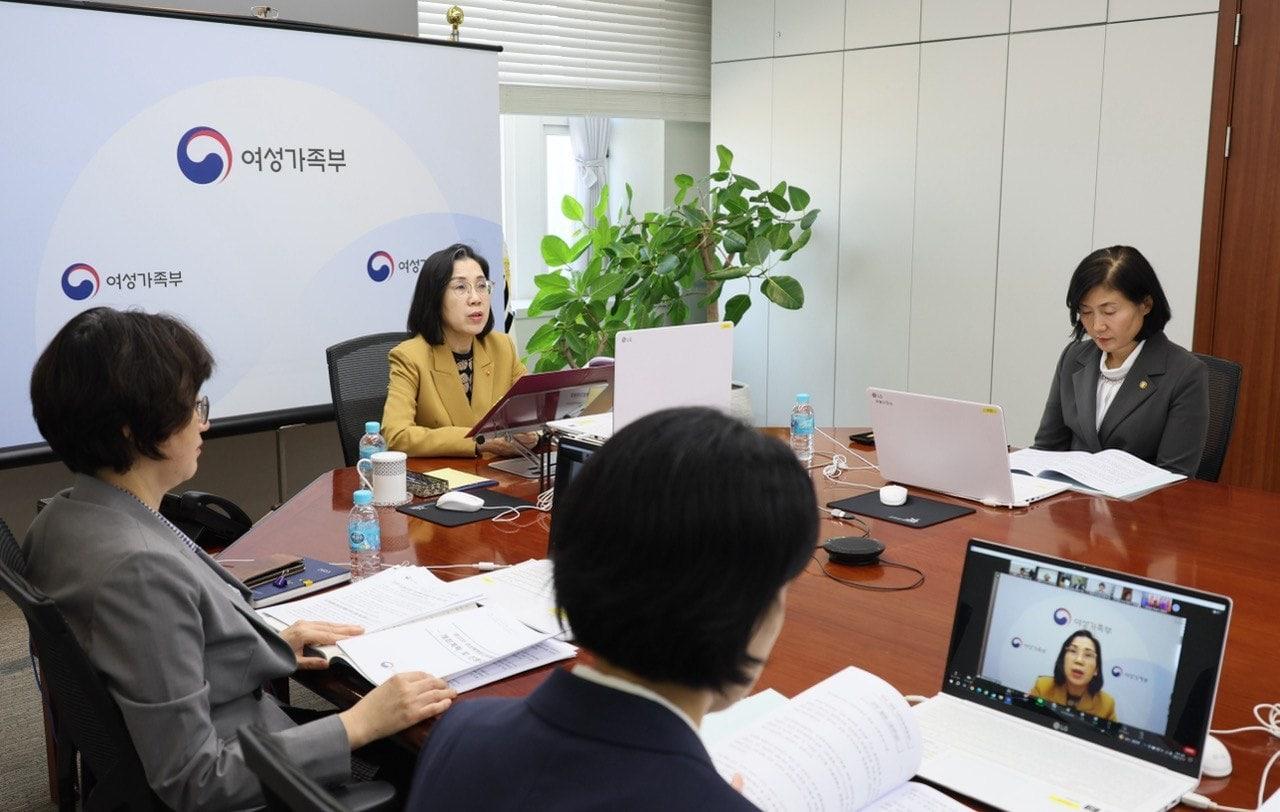 본문 이미지 - 김현숙 여성가족부 장관이 31일 오후 정부서울청사에서 제10차 여성폭력방지위원회를 영상회의로 개최하고 '여성폭력 방지 및 피해자 보호·지원 개선 방안', '여성폭력방지정책 기본계획 2022년 시행계획 실적 분석·평가 결과'등을 논의하고 있다. (여성가족부 제공)
