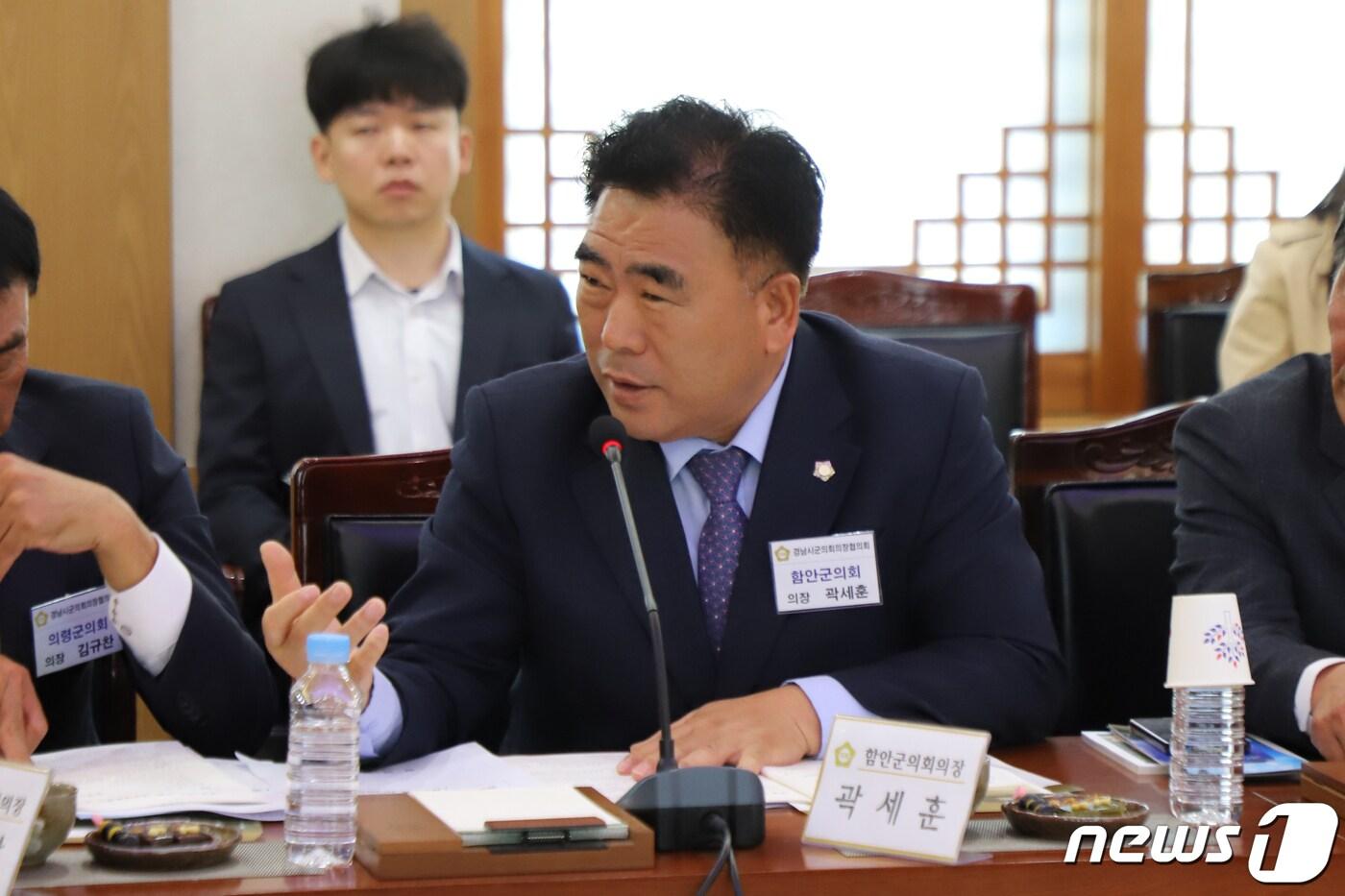 본문 이미지 - 곽세훈 함안군의회 의장이 지난 30일 합천에서 열린 제241회 경남시군의장협의회 정례회의에서 료취약지 공중보건의사 확대 배치 촉구 건의안을 설명하고 있다.(함안군의회 제공)