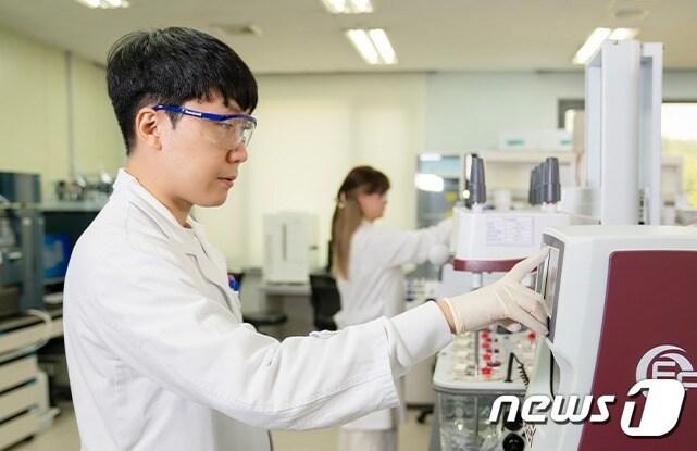 본문 이미지 - 지투지바이오 연구원이 제제분석을 진행하고 있다.(지투지바이오 제공)/뉴스1 ⓒ News1