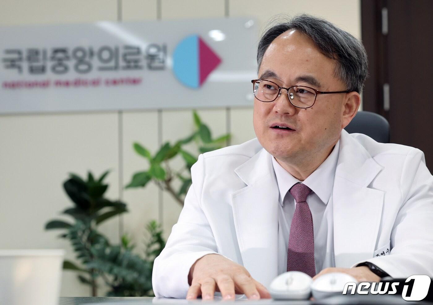 본문 이미지 - 주영수 국립중앙의료원장이 지난달 31일 오후 서울 중구 을지로 국립중앙의료원 원장실에서 뉴스1과 인터뷰를 하고 있다. 2023.10.31/뉴스1 ⓒ News1 박정호 기자