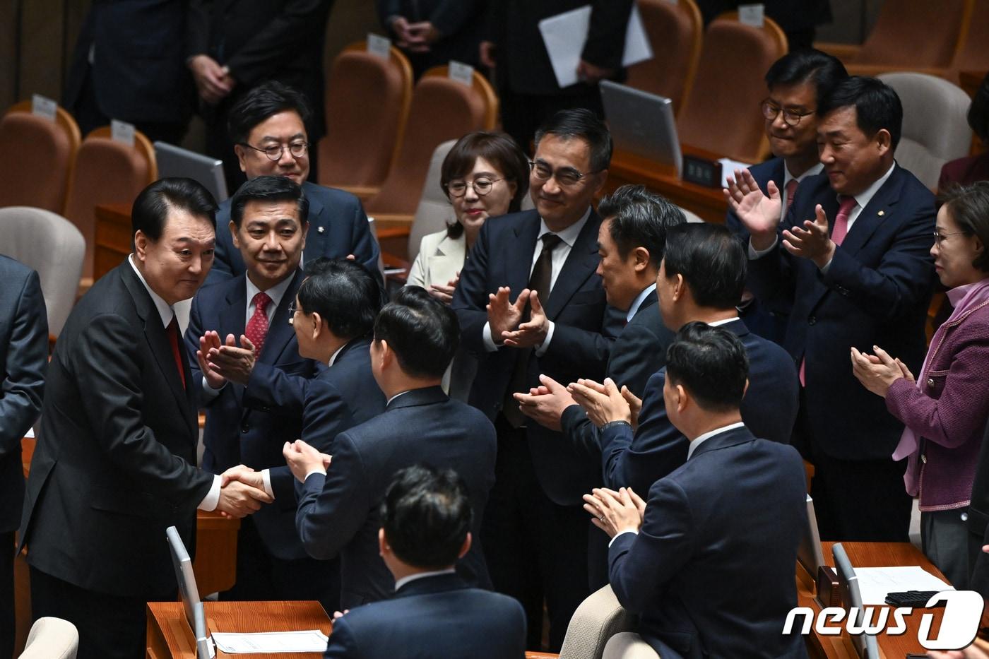 본문 이미지 - 윤석열 대통령이 지난달 31일 국회 본회의장에서열린 2024년도 예산안 및 기금운용 계획안에 대한 시정연설을 마친 후 의원들과 인사하고 있다. (대통령실 제공) 2023.10.31/뉴스1 ⓒ News1 오대일 기자