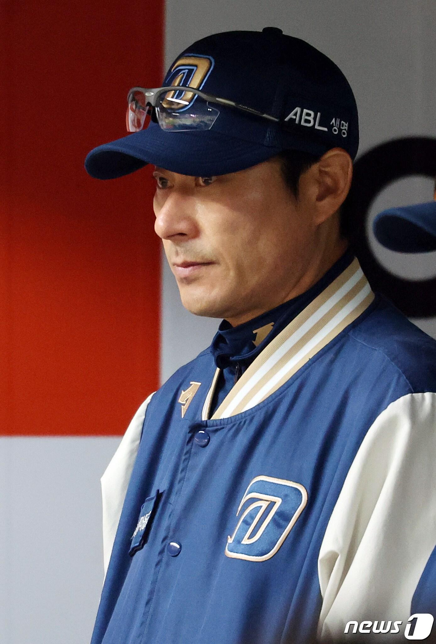 본문 이미지 - 31일 오후 경기도 수원시 장안구 조원동 수원KT위즈파크에서 열리는 프로야구 '2023 신한은행 SOL KBO 포스트시즌' 플레이오프 2차전 kt 위즈와 NC 다이노스의 경기를 앞두고 NC 강인권 감독이 그라운드를 응시하고 있다. 2023.10.31/뉴스1 ⓒ News1 김진환 기자