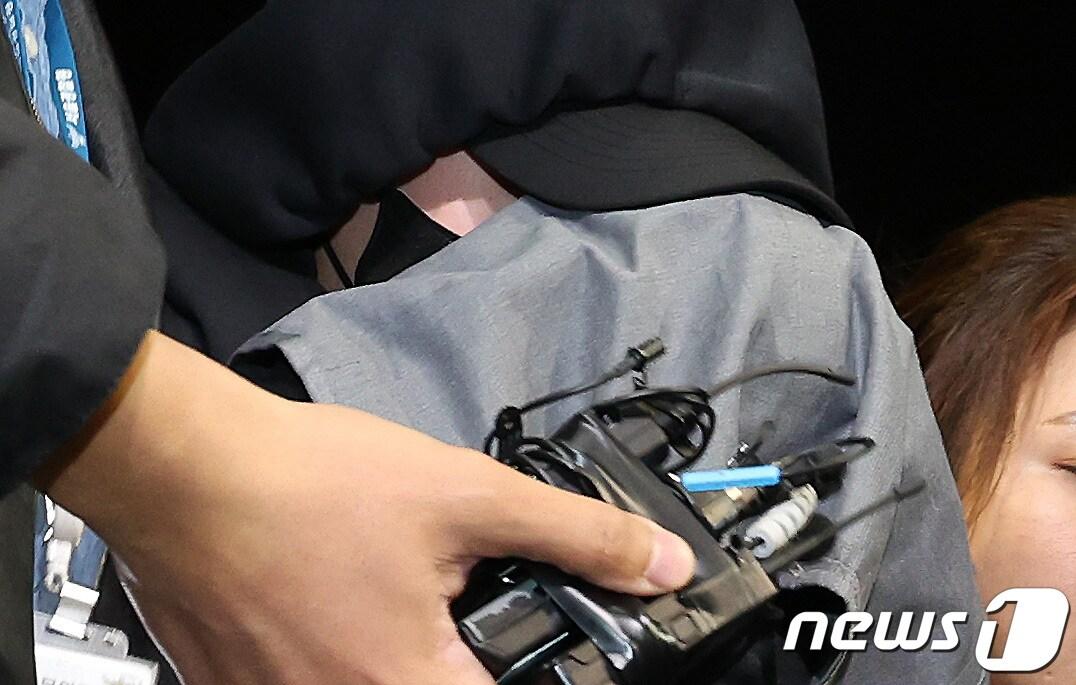 본문 이미지 - 남현희 전 펜싱 국가대표 재혼 상대로 알려진 뒤 사기 의혹을 받는 전청조 씨가 김포에서 체포된 뒤 31일 오후 서울 송파경찰서로 압송되고 있다. 2023.10.31/뉴스1 ⓒ News1 이동해 기자