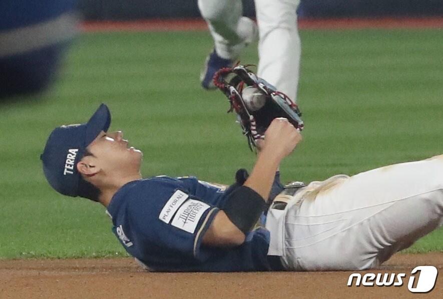 본문 이미지 - 31일 오후 경기 수원시 장안구 KT위즈파크에서 열린 ‘2023 신한은행 SOL KBO 포스트시즌’ 플레이오프 2차전 KT 위즈와 NC 다이노스의 경기, 9회말 2사 주자 만루 KT 오윤석의 타구를 잡아 경기를 끝낸 NC 김주원이 기뻐하고 있다. 2023.10.31/뉴스1 ⓒ News1 김영운 기자