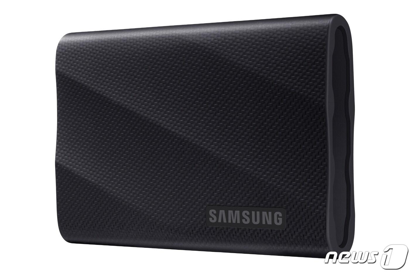 삼성전자는 풀HD급 영화 1편을 2초 만에 저장할 수 있는 초고속 포터블 SSD(솔리드스테이트드라이브) 'T9'를 출시했다. /뉴스1