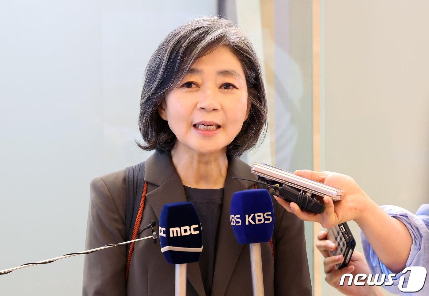 본문 이미지 - 김행 여성가족부 장관 후보자가 4일 오전 서울 종로구의 한 빌딩에 마련된 인사청문회 준비 사무실로 출근하며 취재진과 질의응답을 갖고 있다. 2023.10.4/뉴스1 ⓒ News1 이동해 기자