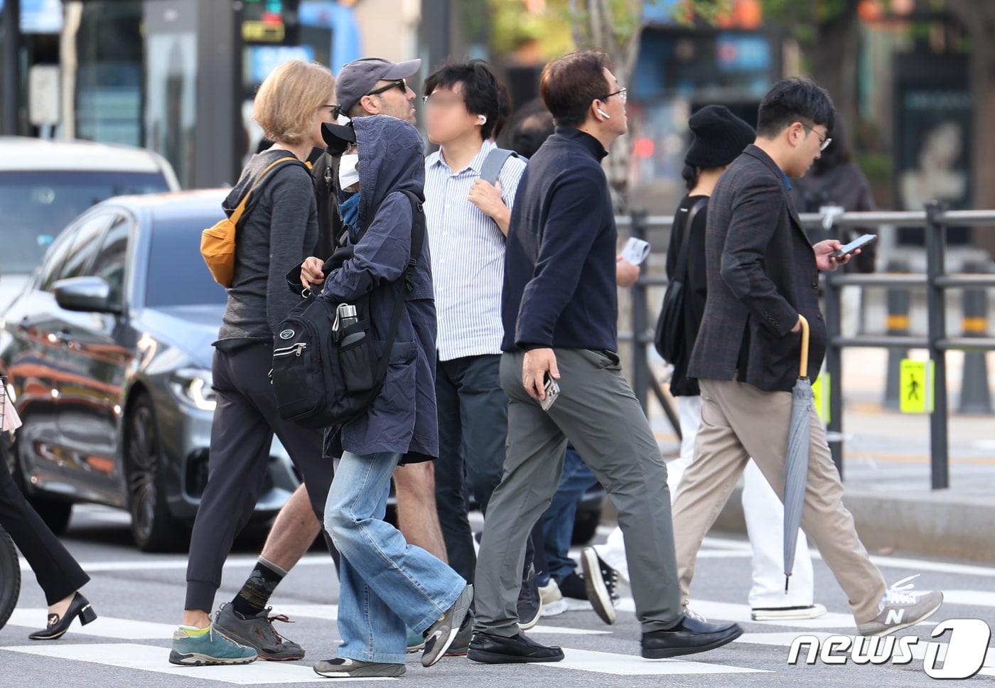 본문 이미지 - 서울 광화문 세종대로 일대에서 시민이 횡단보도 신호를 기다리고 있다. 2023.10.4/뉴스1 ⓒ News1 김민지 기자