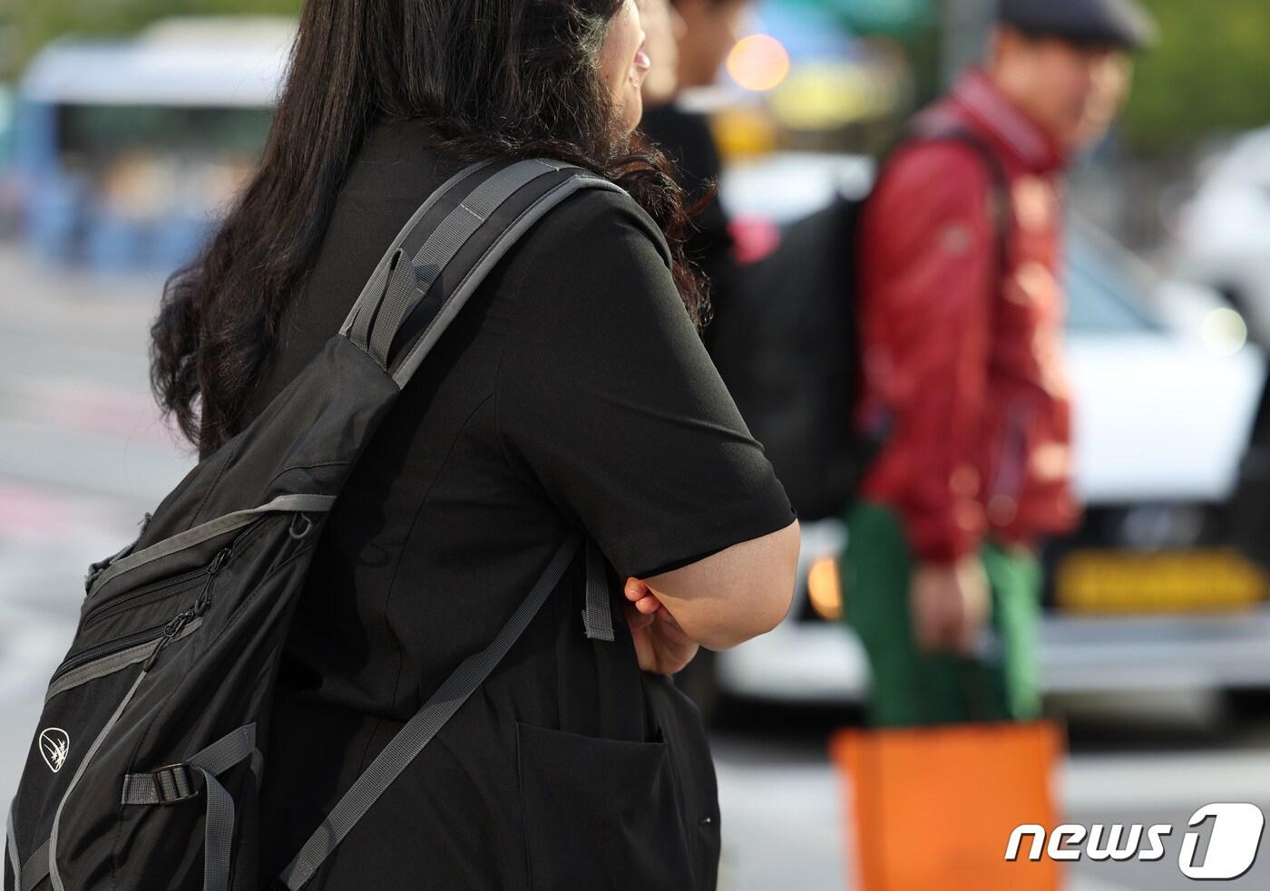 아침 최저 기온이 10도 안팎의 쌀쌀한 날씨를 보인 4일 오전 서울 광화문 세종대로 일대에서 시민들이 발걸음을 옮기고 있다. 2023.10.4/뉴스1 ⓒ News1 김민지 기자