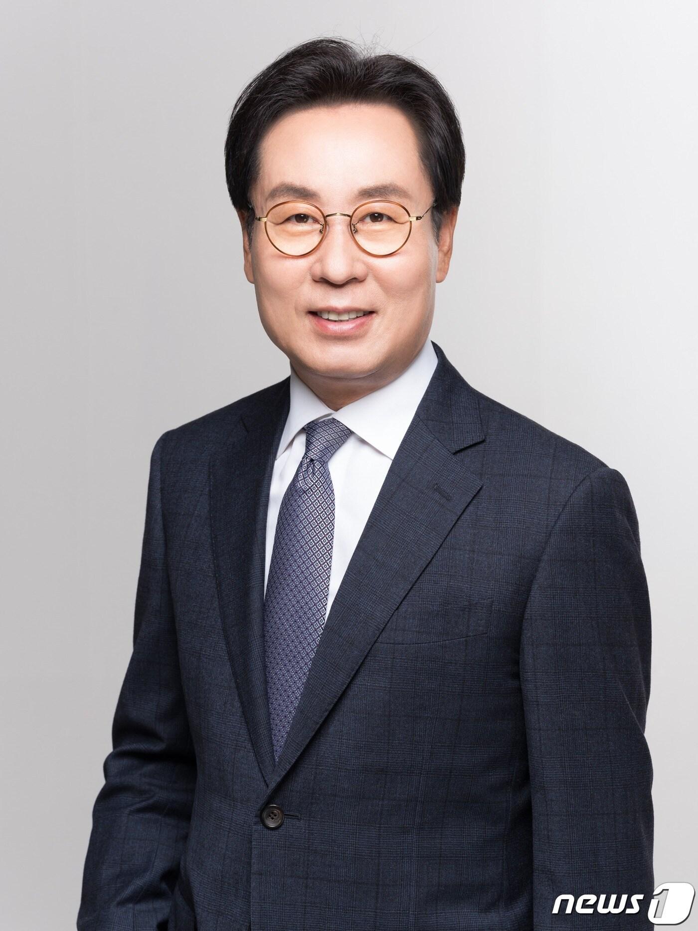 본문 이미지 - 제50회 관광의 날을 맞아 은탑 산업훈장을 받는 신달순 HJ매그놀리아용평호텔앤리조트 대표.(문화체육관광부 제공)