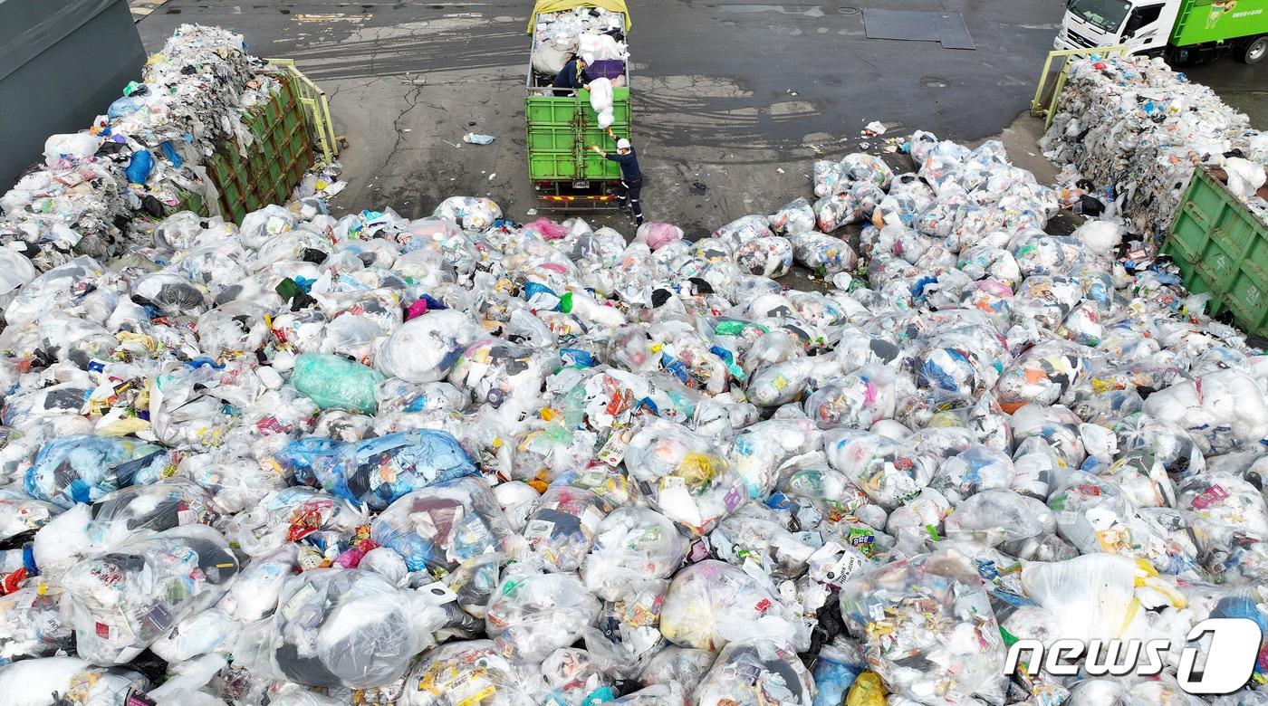수원 영통구 수원시자원순환센터에 추석 연휴동안 수거된 일반 쓰레기들이 쌓여있다. (공동취재) 2023.10.4/뉴스1 ⓒ News1 김영운 기자