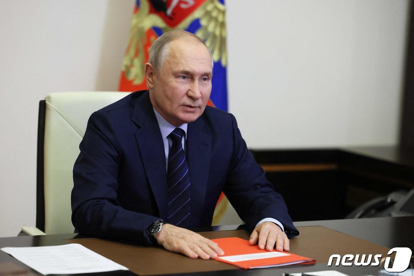 블라디미르 푸틴 러시아 대통령이 3일 (현지시간) 모스크바 외곽의 노보 오가르요보 관저에서 화상으로 열린 국가 안보 회의를 주재하고 있다. 2023.10.4 ⓒ AFP=뉴스1 ⓒ News1 우동명 기자