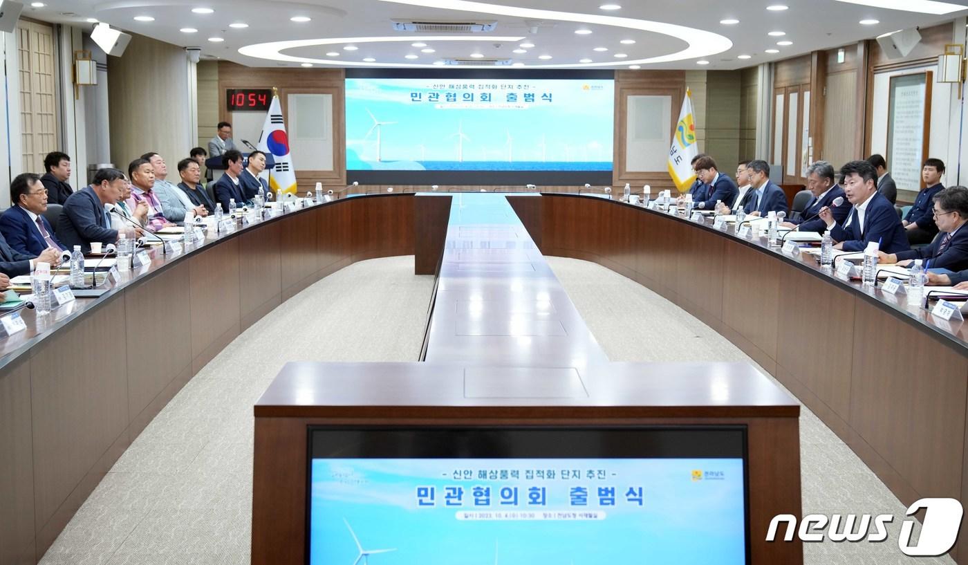 본문 이미지 - ‘신안 해상풍력 집적화단지 민관협의회’ 출범식이 4일 도청 서재필실에서 열린 가운데 박창환 전라남도 정무부지사가 인사말을 하고 있다.(전남도 제공) 2023.10.4/뉴스1 