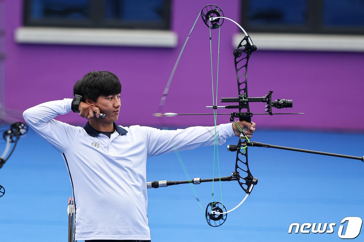 주재훈이 4일 중국 항저우 푸양 인후 스포츠센터 양궁장에서 열린 2022 항저우 아시안게임 양궁 컴파운드 혼성전 결승에서 인도팀과 경기를 펼치고 있다. 소채원과 주재훈은 이날 양궁 컴파운드 혼성전 결승에서 인도의 조티 수레카 벤남-오야스 라빈 데오탈레에 158-159로 져 은메달을 획득했다. 2023.10.4/뉴스1 ⓒ News1 유승관 기자