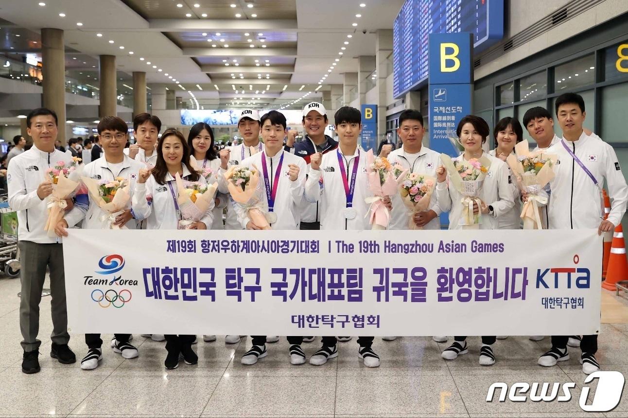 본문 이미지 - 장우진(미래에셋증권)과 박강현(한국수자원공사)이 남녀 코칭스태프, 임원들과 함께 3일 저녁 인천공항을 통해 귀국했다. (대한탁구협회 자료 제공)
