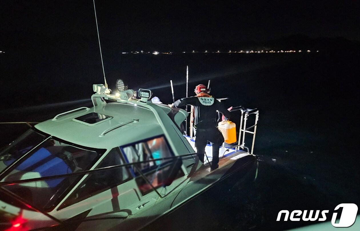 본문 이미지 - 4일 오전 1시35분쯤  경북 포항시 남구 장기면 양포항 앞 900m 해상에서 5명이 탄 모터보트가 표류하다 해경에 구조됐다. 신고를받고 출동한 포항해경 구조대원들이 승선원들을 구조하고 있다.(포항해양경찰서 제공)2023.10.4/뉴스1 