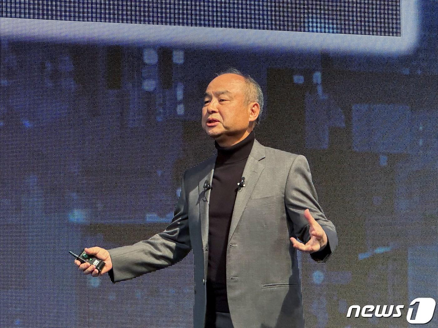 본문 이미지 - 강연하고 있는 손정의 소프트뱅크 그룹 회장. ⓒ 로이터=뉴스1 ⓒ News1 문혜원 기자