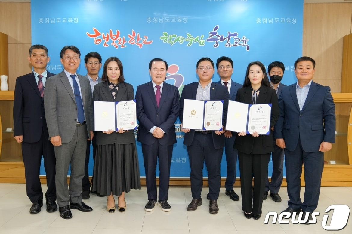 본문 이미지 - 4일 충남교육청에서 열린 교육법률지원단 변호사 위촉식에서 참석자들이 기념촬영을 하고 있다. 앞줄 왼쪽 세번째가 김지철 교육감.&#40;충남교육청 제공&#41;/뉴스1