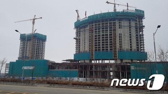본문 이미지 - 3년8개월쩨 공사가 중단되 인천 영종도 미단시티 내 복합리조트 건축물.