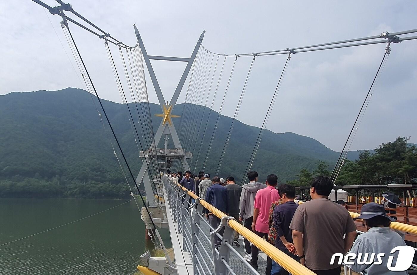 본문 이미지 - 보현산댐 출렁다리(영천시 제공) 2023.10.4/뉴스1