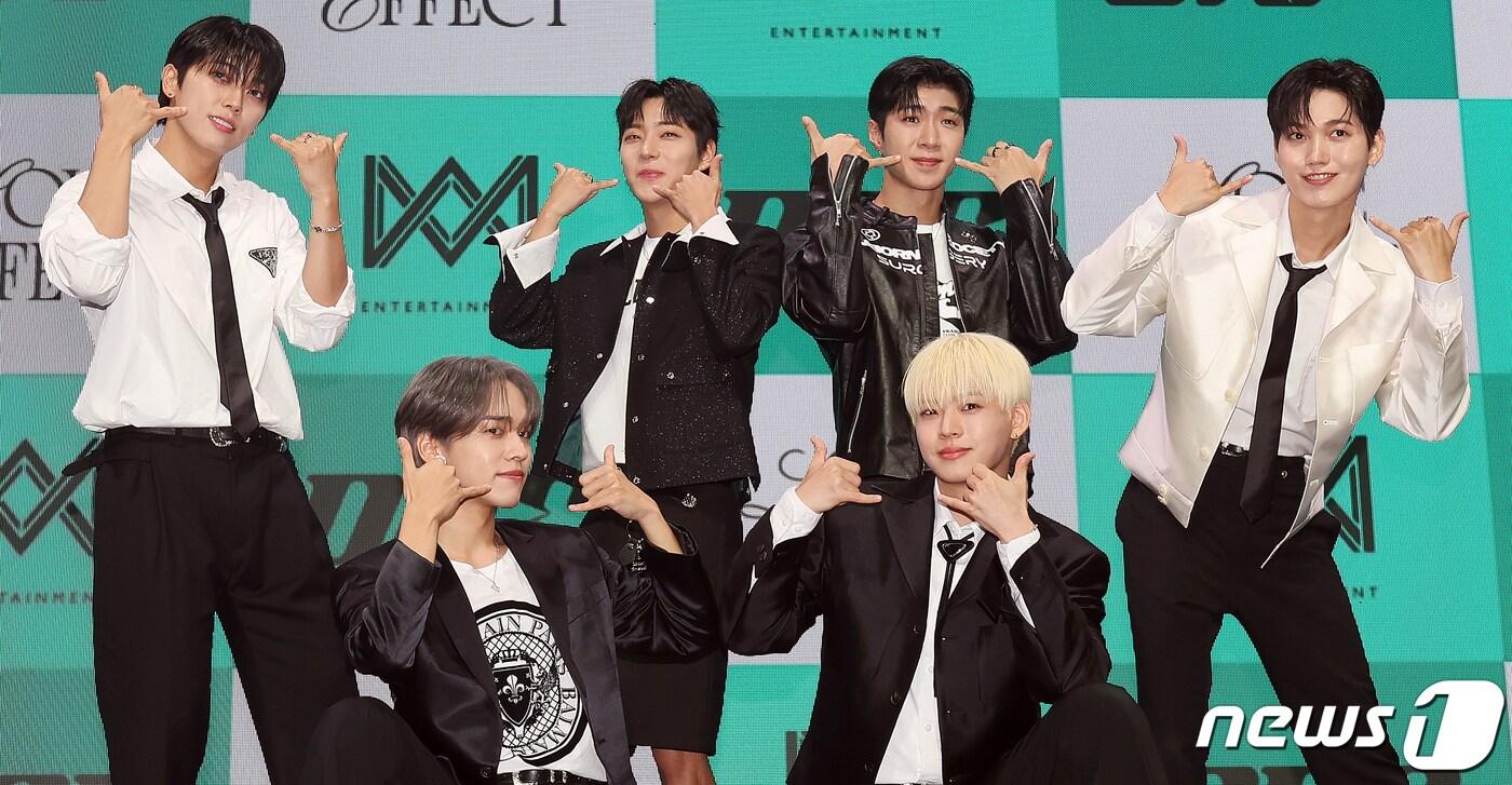 아이돌 그룹 ‘온앤오프’가 4일 오후 서울 마포구 신한Play 스퀘어에서 열린 일곱 번째 미니 앨범 '러브 이펙트(LOVE EFFECT)' 발매 기념 쇼케이스에서 포즈를 취하고 있다. 2023.10.4./뉴스1 ⓒ News1 김진환 기자