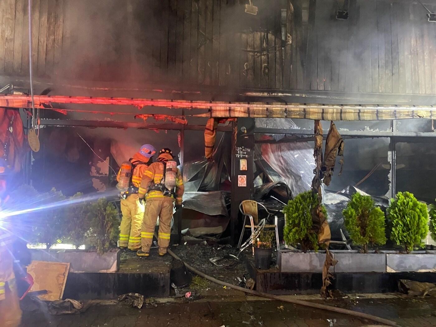 본문 이미지 - 동두천 음식점 화재현장(경기도북부소방재난본부 제공)/뉴스1