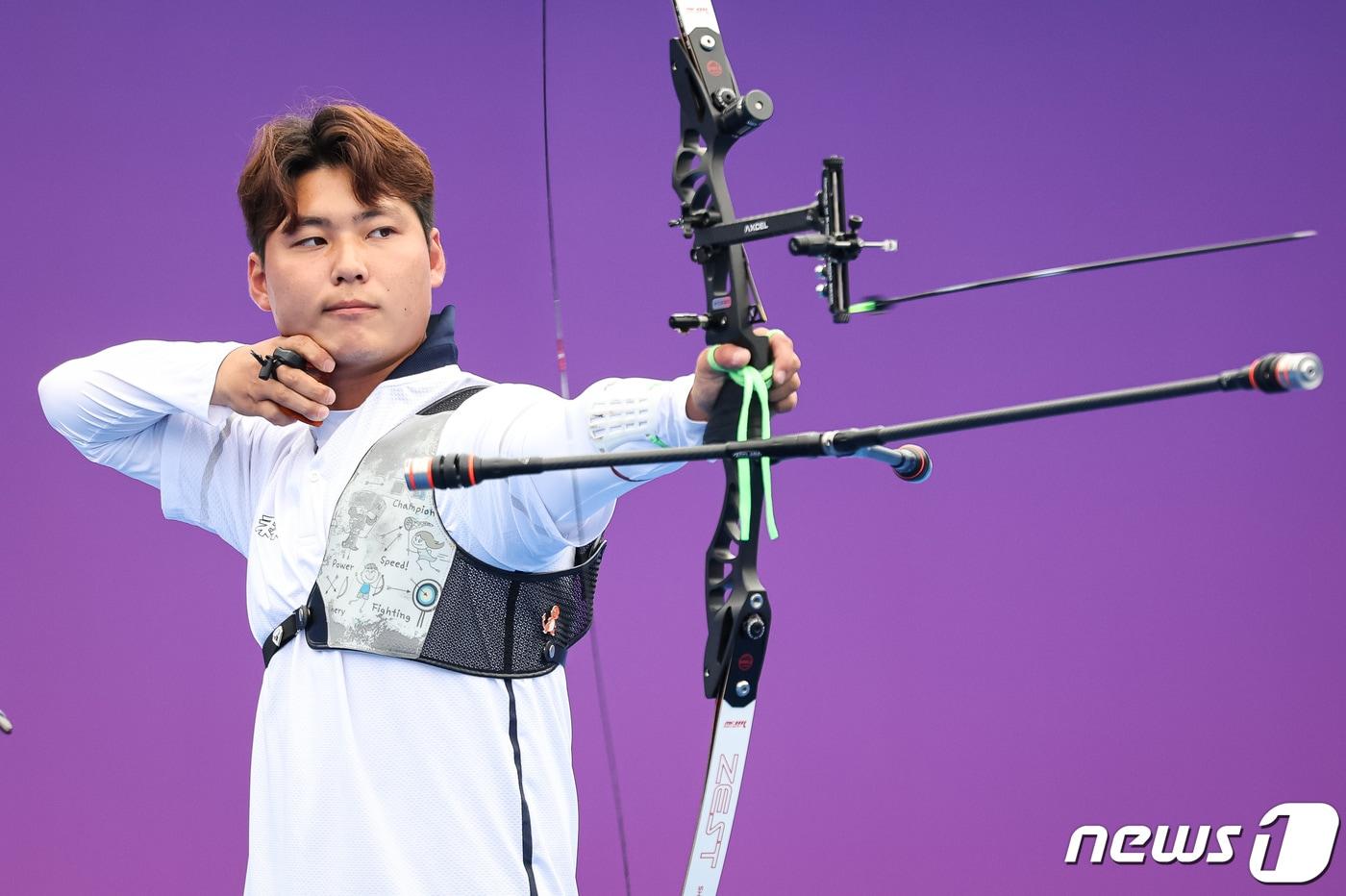 본문 이미지 - 이우석이 4일 중국 항저우 푸양 인후 스포츠센터 양궁장에서 열린 2022 항저우 아시안게임 양궁 리커브 혼성전 준결승에서 인도네시아와 경기를 펼치고 있다. 2023.10.4/뉴스1 ⓒ News1 유승관 기자