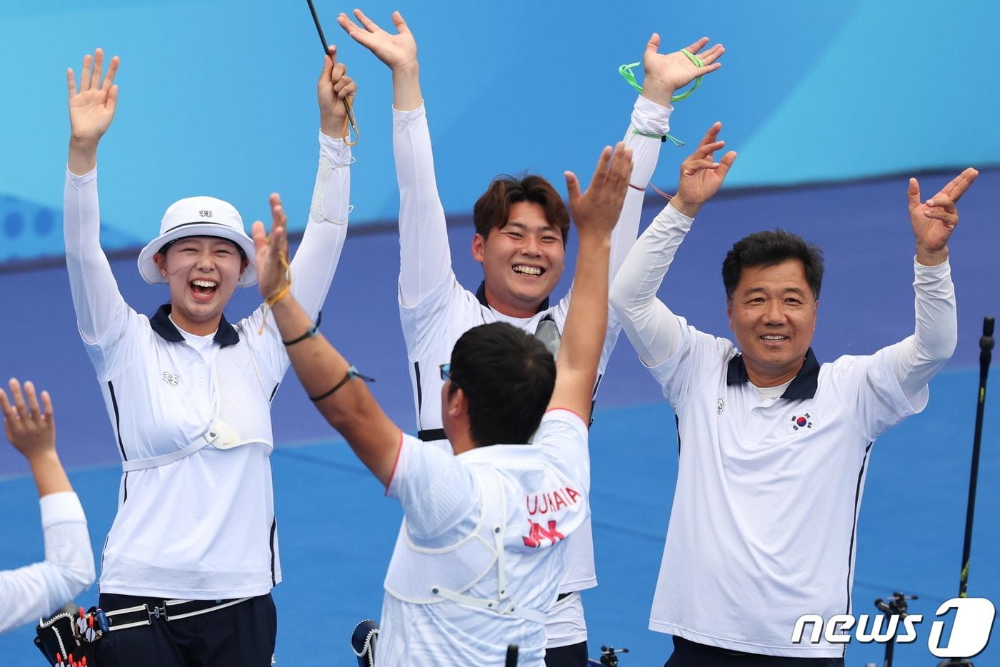 임시현과 이우석이 4일 열린 2022 항저우 아시안게임 양궁 리커브 혼성전에서 우승한 뒤 기뻐하고 있다. ⓒ News1 유승관 기자