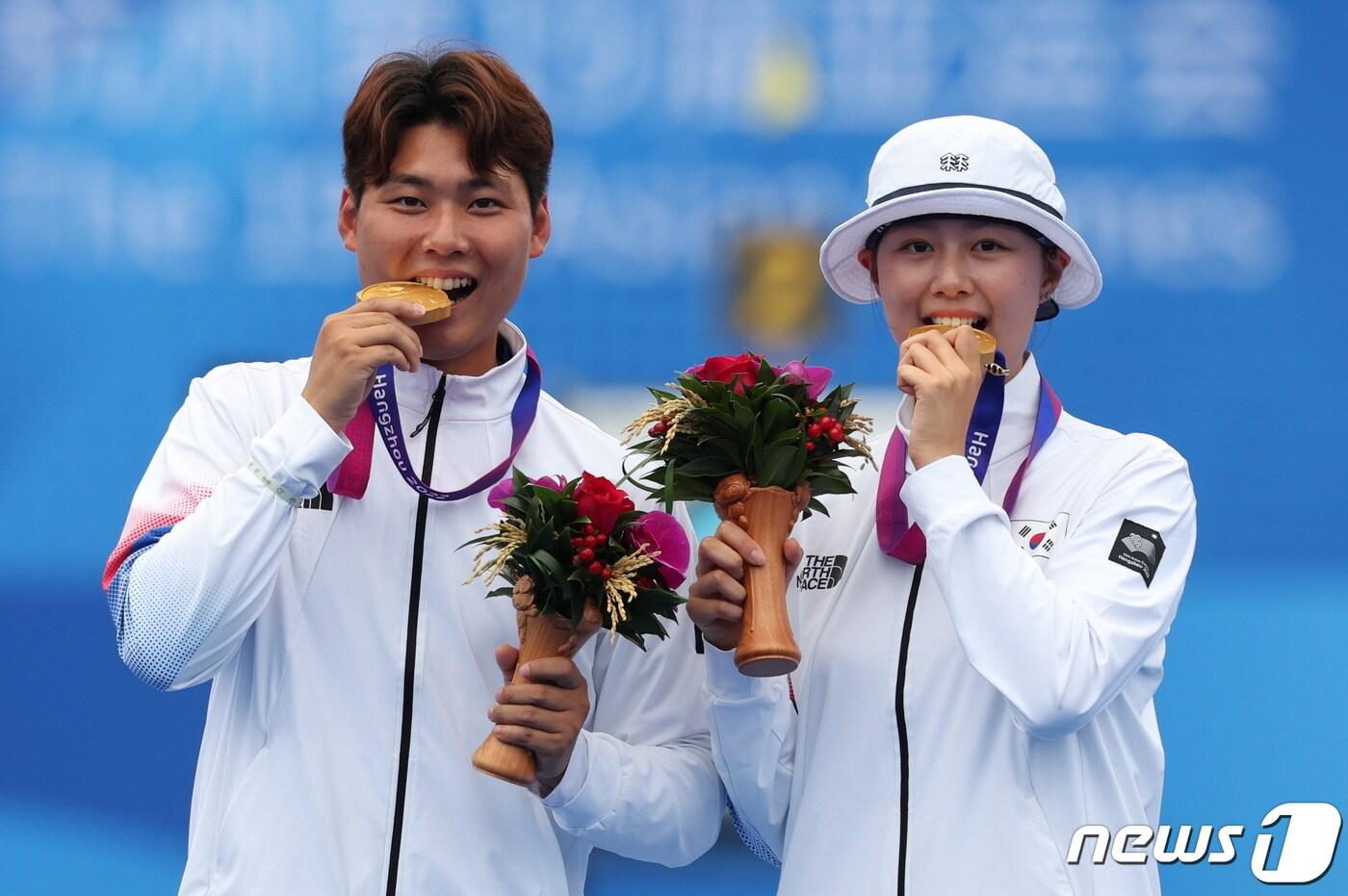 본문 이미지 - 임시현과 이우석이 4일 중국 항저우 푸양 인후 스포츠센터 양궁장에서 열린 2022 항저우 아시안게임 양궁 리커브 혼성 일본과의 결승전에서 금메달을 확정지은 뒤 시상대에 올라 세리머니를 하고 있다. 2023.10.4/뉴스1 ⓒ News1 유승관 기자