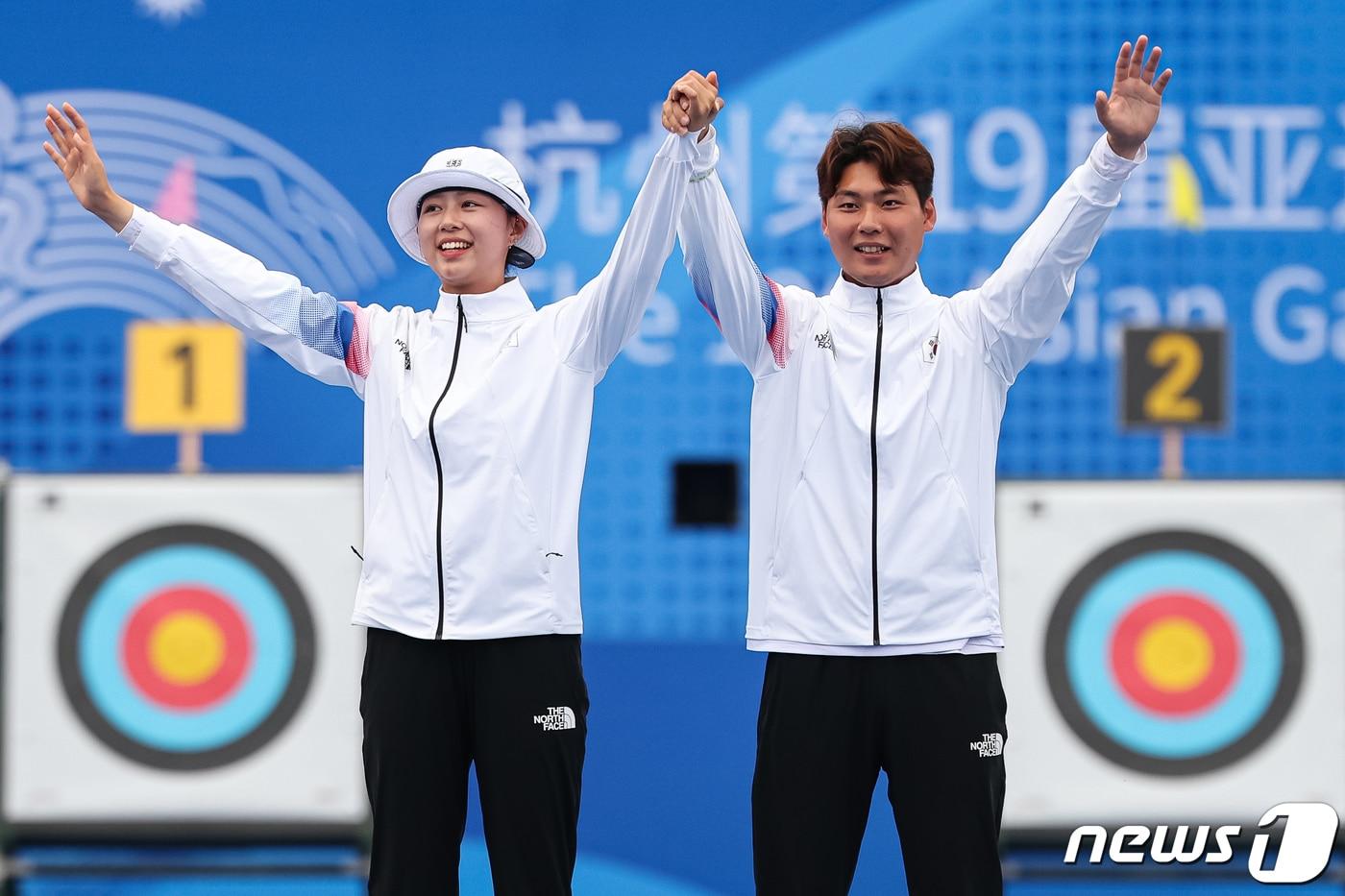 본문 이미지 - 이우석과 임시현이 4일 중국 항저우 푸양 인후 스포츠센터 양궁장에서 열린 2022 항저우 아시안게임 양궁 리커브 혼성전 시상식에서 시상대에 오르며 인사하고 있다. 이우석과 임시현은 이날 결승에서 일본의 노다 사츠키-후루카와 다카하루에게 6-0 완승을 거두고 금메달을 차지했다. 2023.10.4/뉴스1 ⓒ News1 유승관 기자