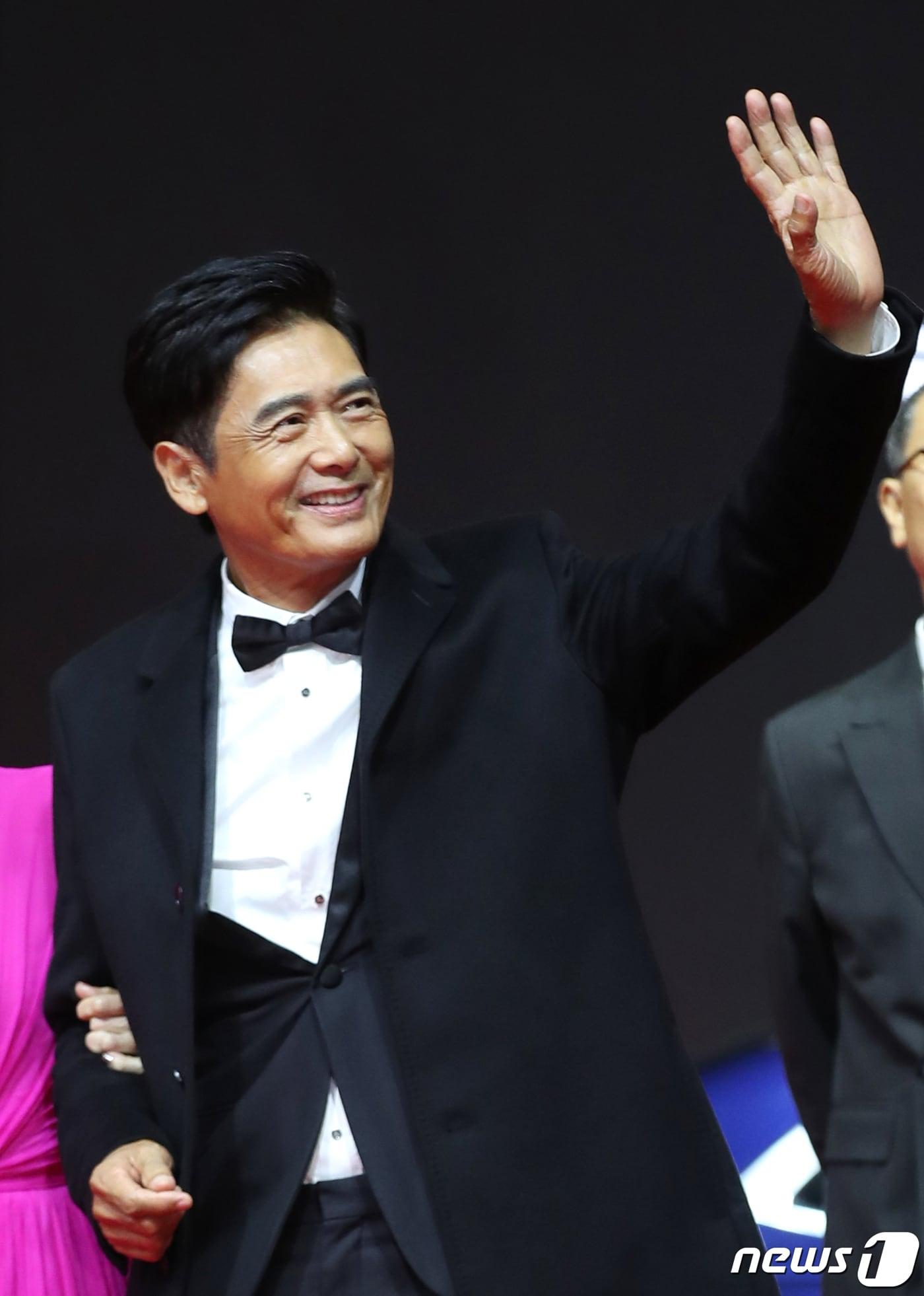 본문 이미지 - 배우 주윤발(저우룬파)이 28년 만에 처음으로 부산영화제 레드카펫을 밟았다. ⓒ News1 권현진 기자