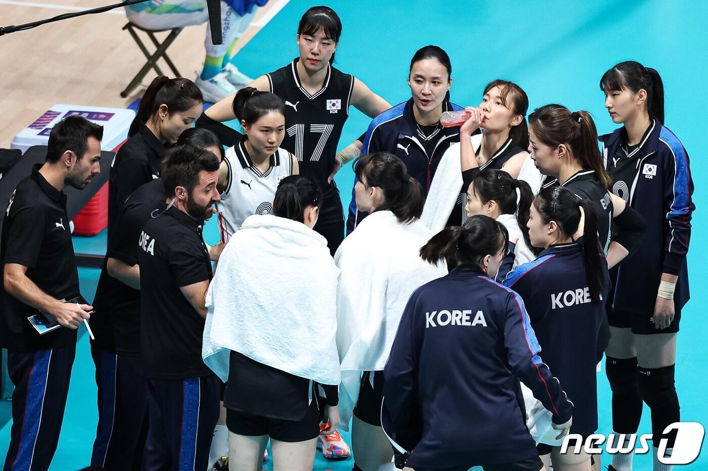 본문 이미지 - 4일 중국 항저우 사범대학 창첸캠퍼스 체육관에서 열린 2022 항저우 아시안게임 여자 배구 8강 라운드 대한민국과 중국의 경기에서 세자르 에르난데스 감독이 작전 지시를 하고 있다. 2023.10.4/뉴스1 ⓒ News1 유승관 기자
