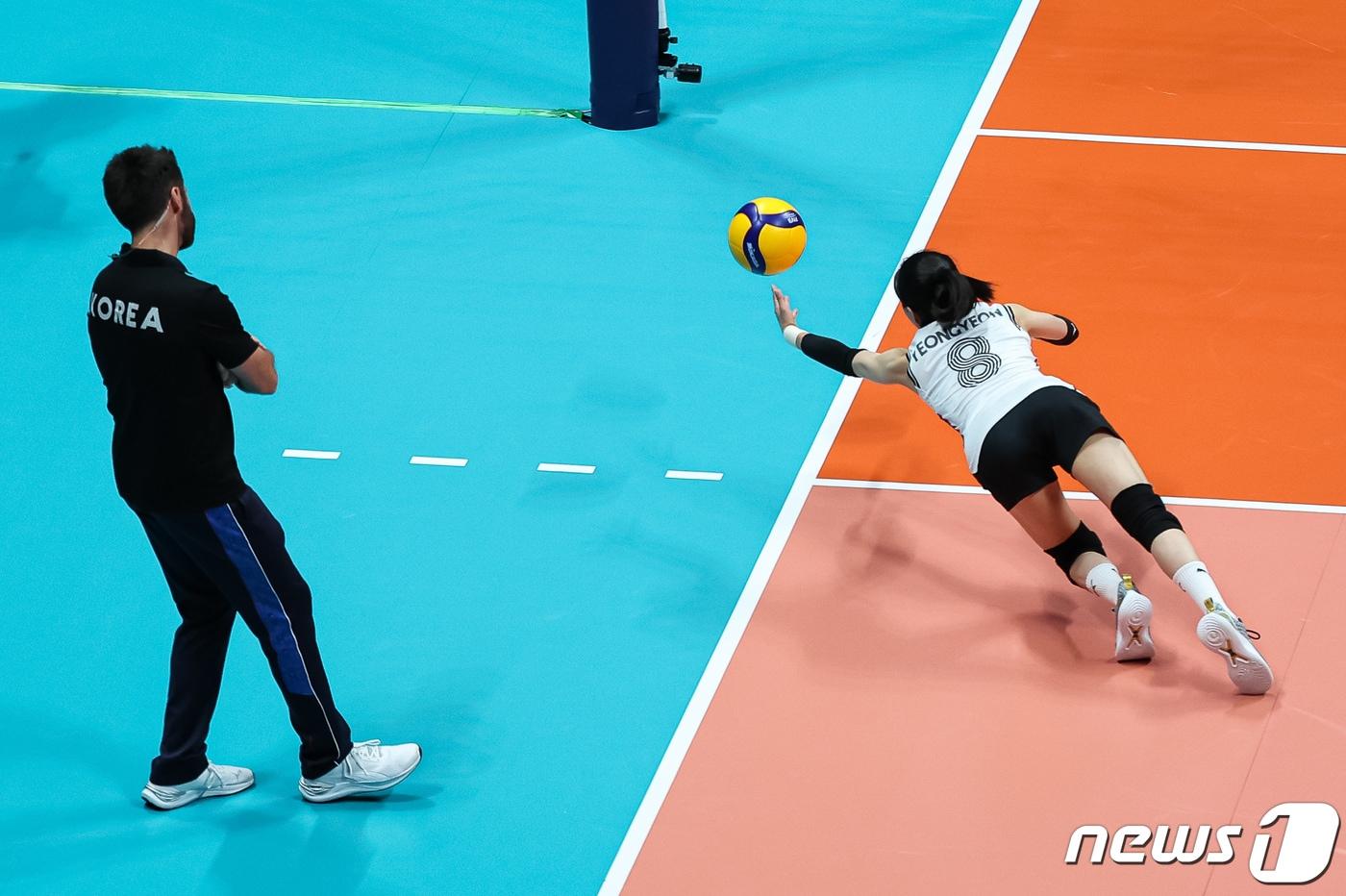 본문 이미지 - 4일 중국 항저우 사범대학 창첸캠퍼스 체육관에서 열린 2022 항저우 아시안게임 여자 배구 8강 라운드 대한민국과 중국의 경기에서 김연견이 디그를 시도하고 있다. 여자 배구 대표팀은 이날 8강 라운드 E조 중국과의 경기에서 세트스코어 0-3(12-25 21-25 16-25)으로 패하며 4강 진출이 무산됐다. 여자 배구가 아시안게임에서 4강 진출에 실패한 것은 2006년 도하 대회 이후 17년 만이다. 2023.10.4/뉴스1 ⓒ News1 유승관 기자
