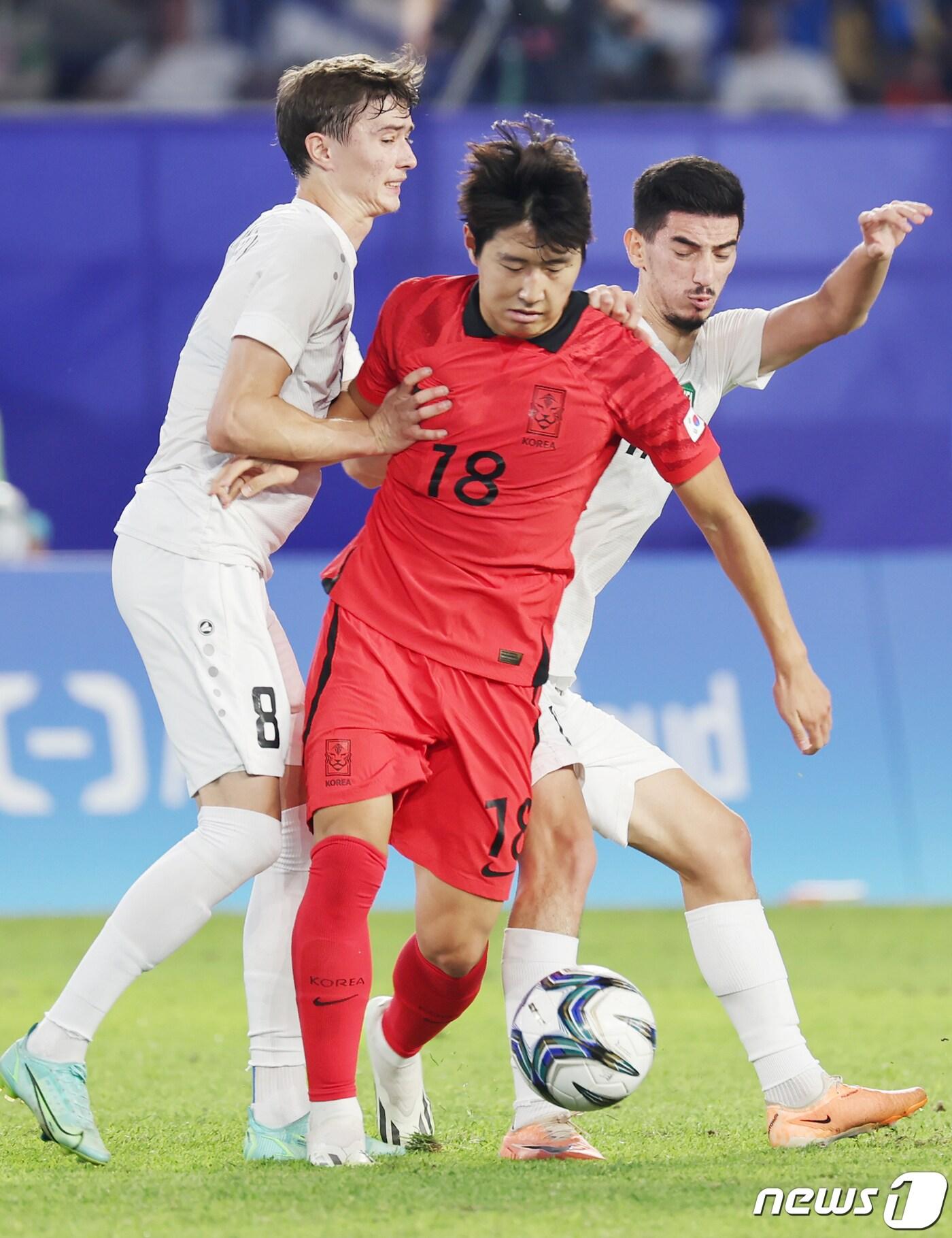 본문 이미지 - 4일 오후 중국 항저우 황룽 스포츠센터 스타디움에서 열린 2022 항저우 아시안게임 남자 축구 대한민국과 우즈베키스탄의 4강전에서 대한민국 이강인이 상대 수비로부터 집중견데 당하고 있다. 2023.10.4/뉴스1 ⓒ News1 민경석 기자