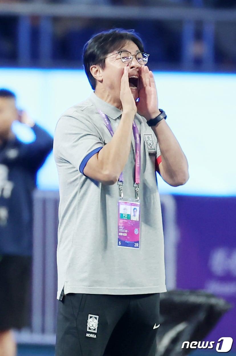 본문 이미지 - 4일 오후 중국 항저우 황룽 스포츠센터 스타디움에서 열린 2022 항저우 아시안게임 남자 축구 대한민국과 우즈베키스탄의 4강전에서 대한민국 황선홍 감독이 작전을 지시하고 있다. 2023.10.4/뉴스1 ⓒ News1 민경석 기자