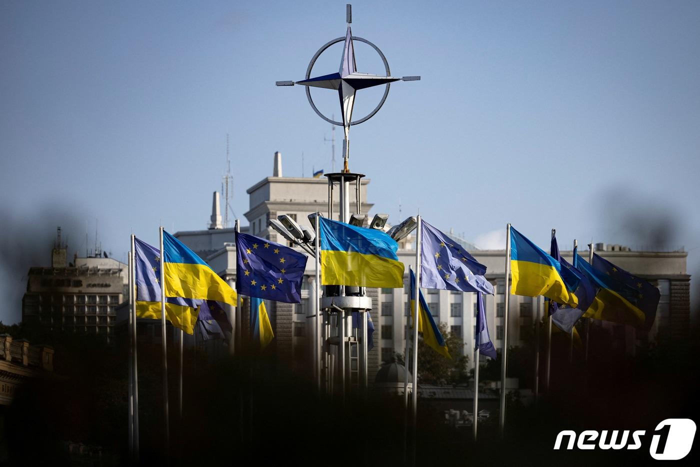 본문 이미지 - 우크라이나 키이우에서우크라이나 국기와 유럽연합(EU)기가 펄럭이는 모습. 2023.10.02. ⓒ 로이터=뉴스1 ⓒ News1 정윤영 기자