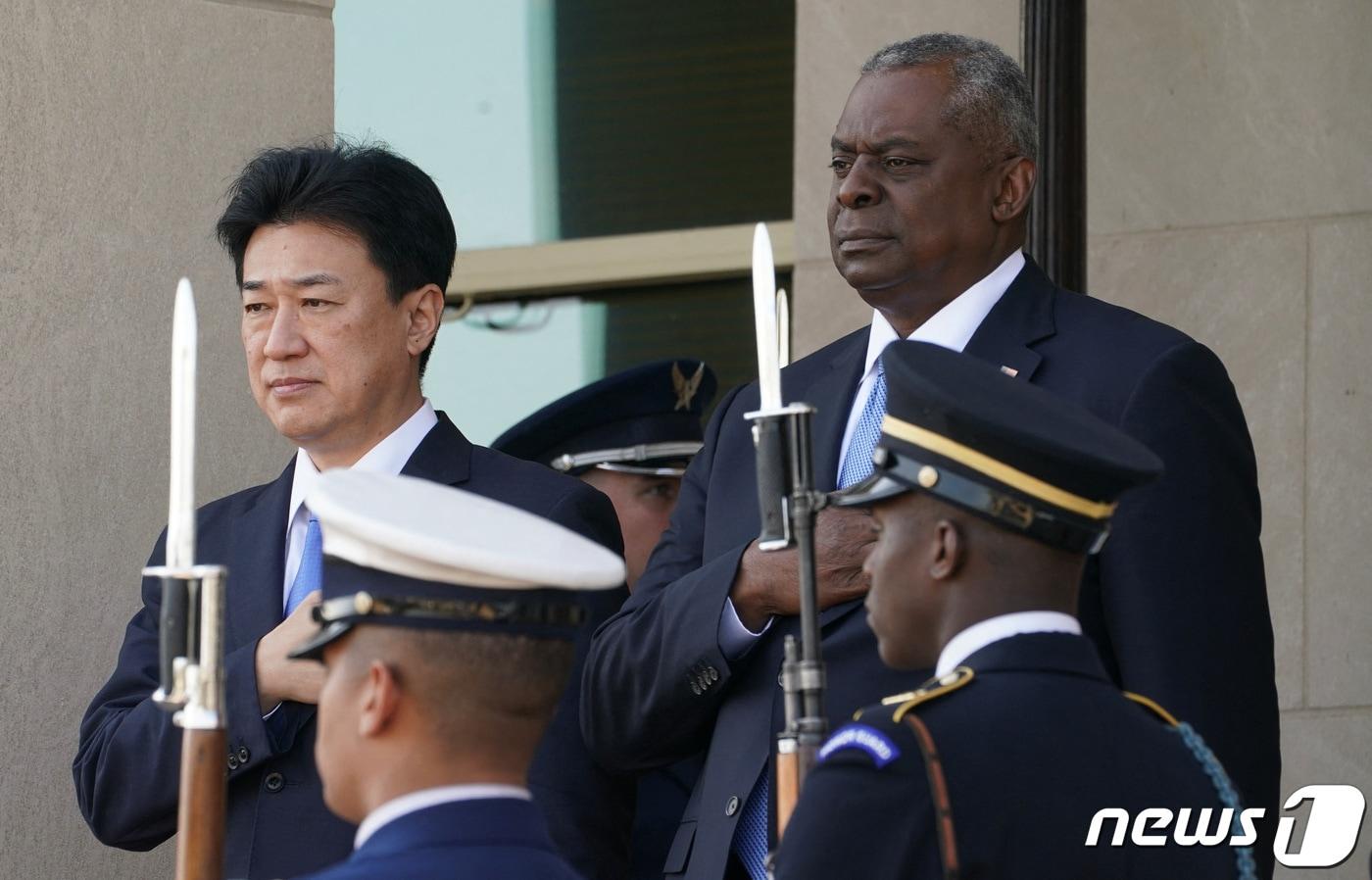 본문 이미지 - 기하라 미노루 일본 방위상이 4일(현지시간) 미국 국방부에서 로이드 오스틴 미 국방장관과 만나고 있다. 2023.10.04/뉴스1 ⓒ 로이터=뉴스1 ⓒ News1 김민수 기자