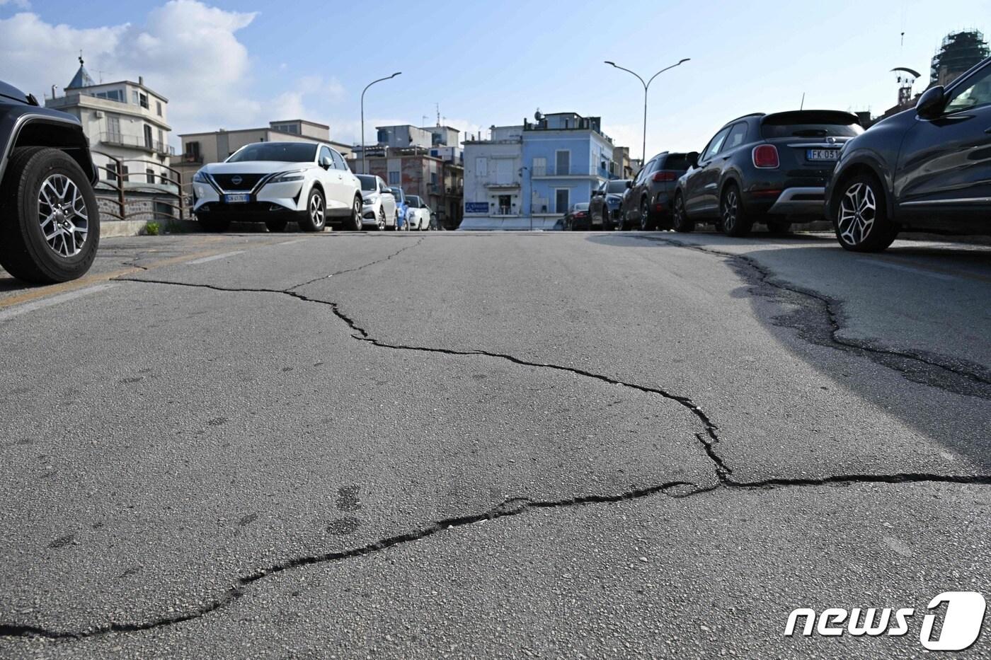 지난 2023년 이탈리아 나폴리 인근의 화산 지역인 포추올리에서 규모 4.2의 지진이 발생해 도로가 갈라진 모습. ⓒ AFP=뉴스1 ⓒ News1 우동명 기자