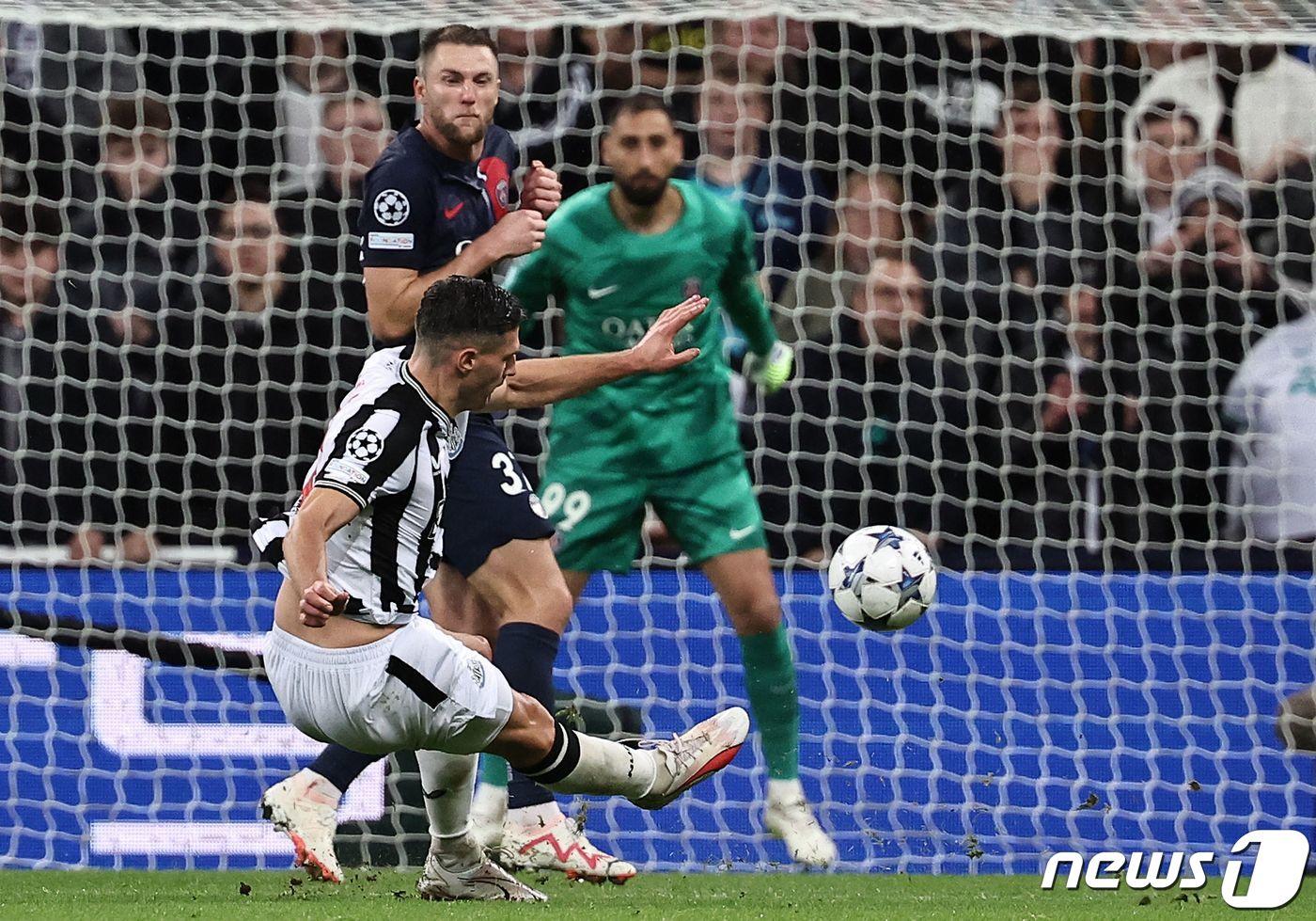 뉴캐슬 유나이티드의 파비안 셰어가 4일 잉글랜드 뉴캐슬 세인트 제임스 파크에서 열린 뉴캐슬 유나이티드와 파리 생제르맹의 UEFA 챔피언스리그 F조 축구 경기에서 팀의 4번째 골을 성공시키고 있다. ⓒ AFP=뉴스1 ⓒ News1 이형진 기자