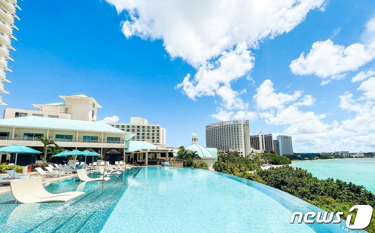 본문 이미지 - 롯데호텔 괌 야외 수영장(롯데호텔앤리조트 제공)